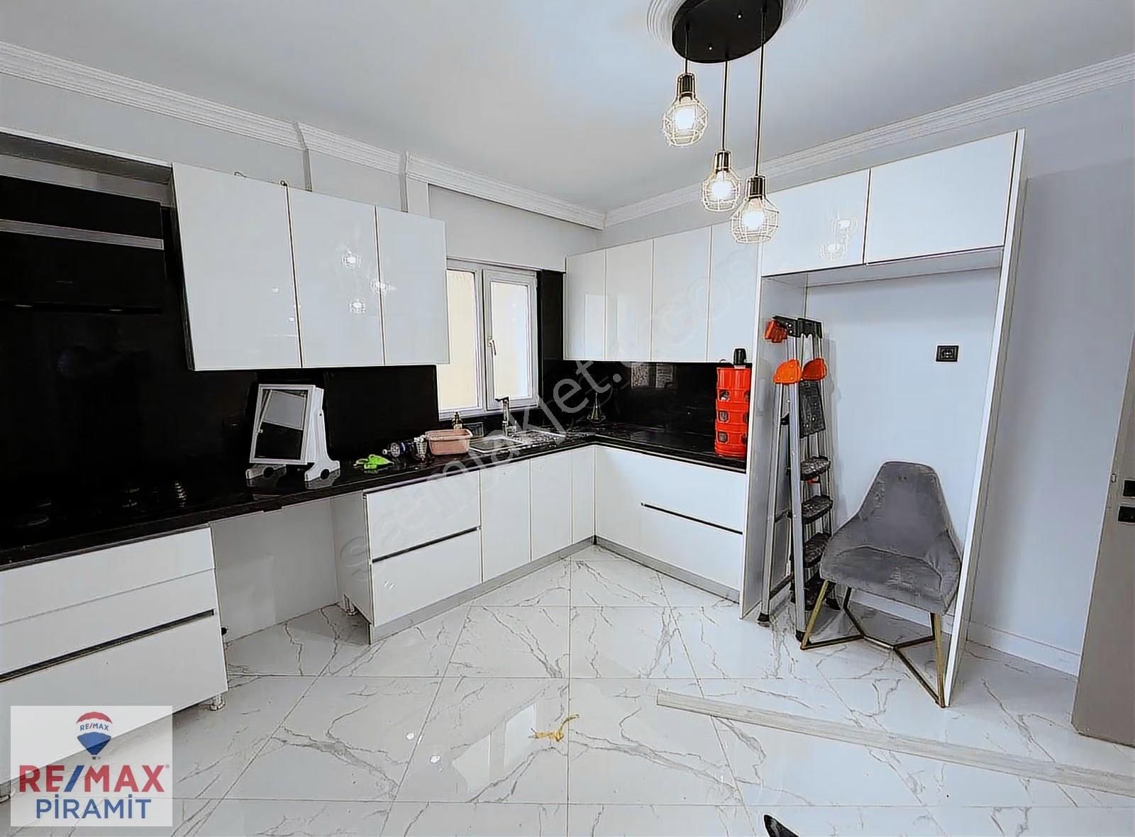 Muhteşem Deniz Manzaralı İçi Komple Yenilenmiş 3+1 - Görsel 3