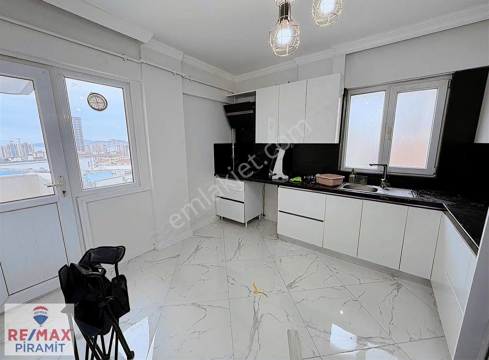 Muhteşem Deniz Manzaralı İçi Komple Yenilenmiş 3+1 - Görsel 12