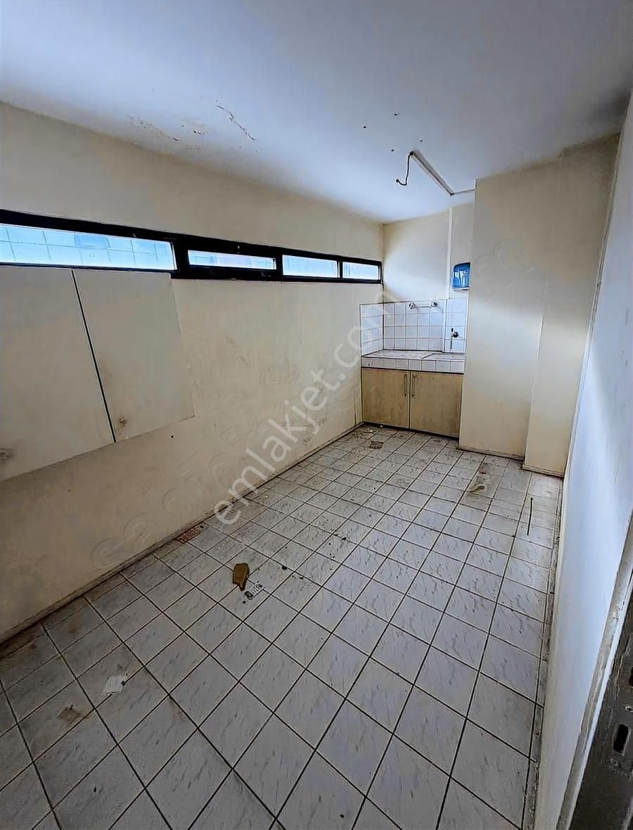 Yeşillik Caddesi'nde Kiralık Dükkan: 110m², Yüksek Tabela Değeri - Görsel 8