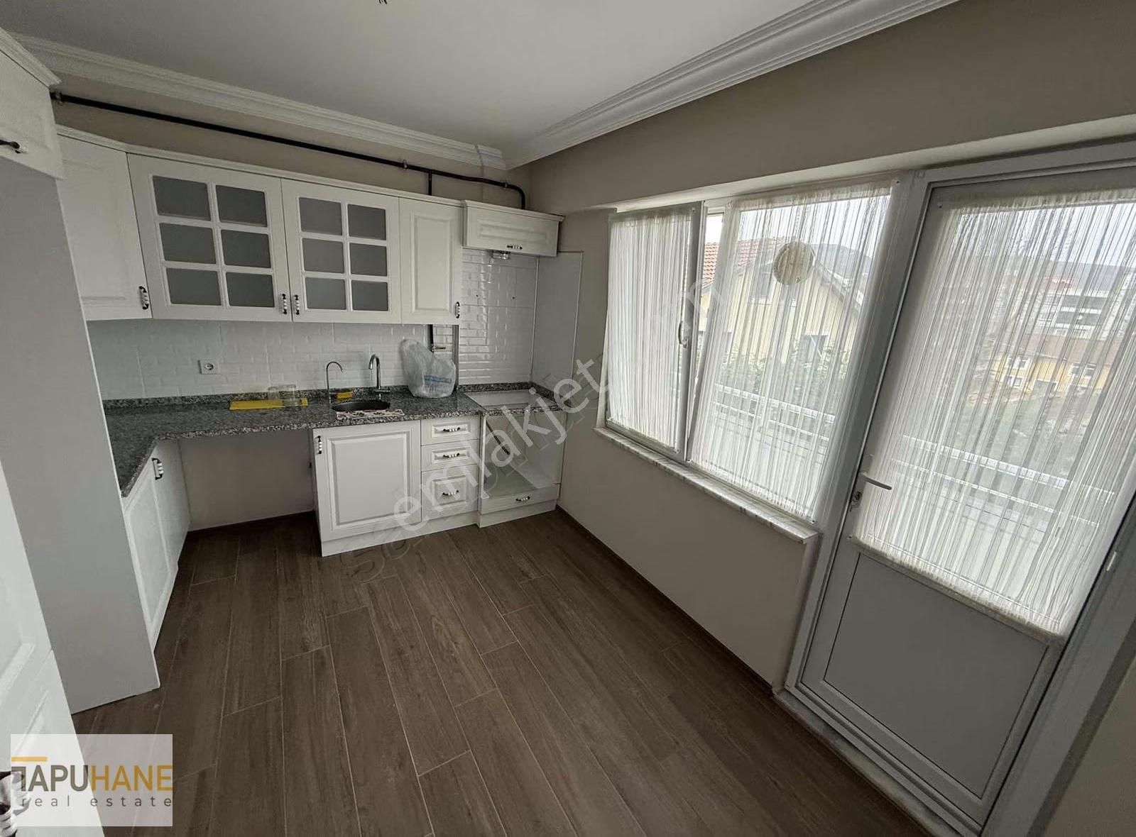 Tapuhane'den Çay Manzaralı Kiralık 3+1 Geniş Daire - Görsel 8