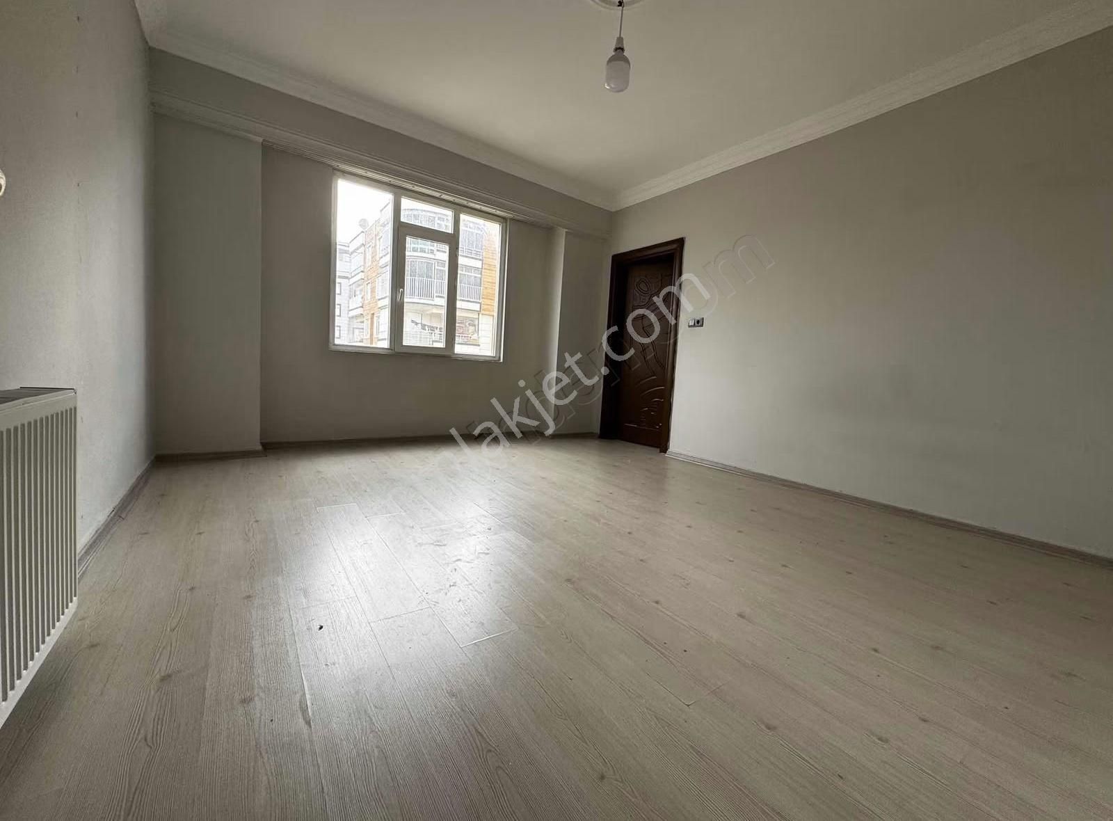Solmaz Emlak Satılık Cadde Üstü Büyük 3+1 Daire - Görsel 8