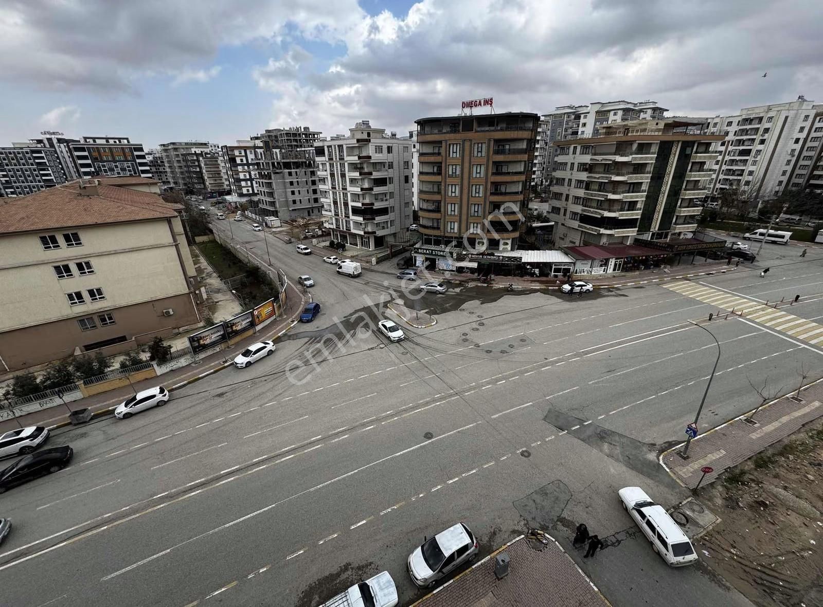 Solmaz Emlak Satılık Cadde Üstü Büyük 3+1 Daire - Görsel 3