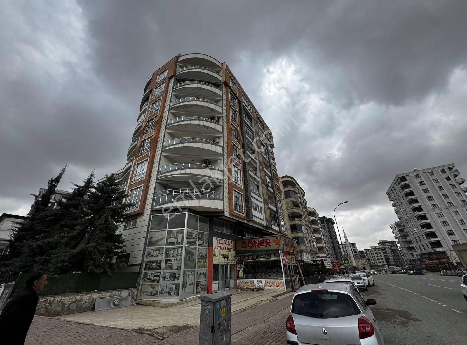 Solmaz Emlak Satılık Cadde Üstü Büyük 3+1 Daire