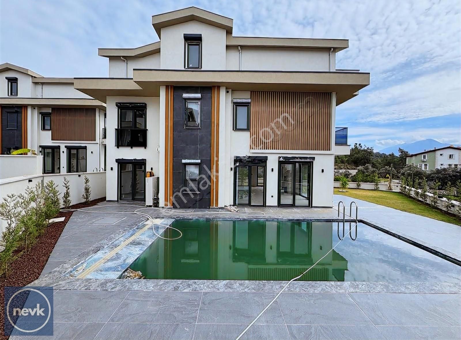 Nevk 'ten Kargıda Lüks Havuzlu Villa