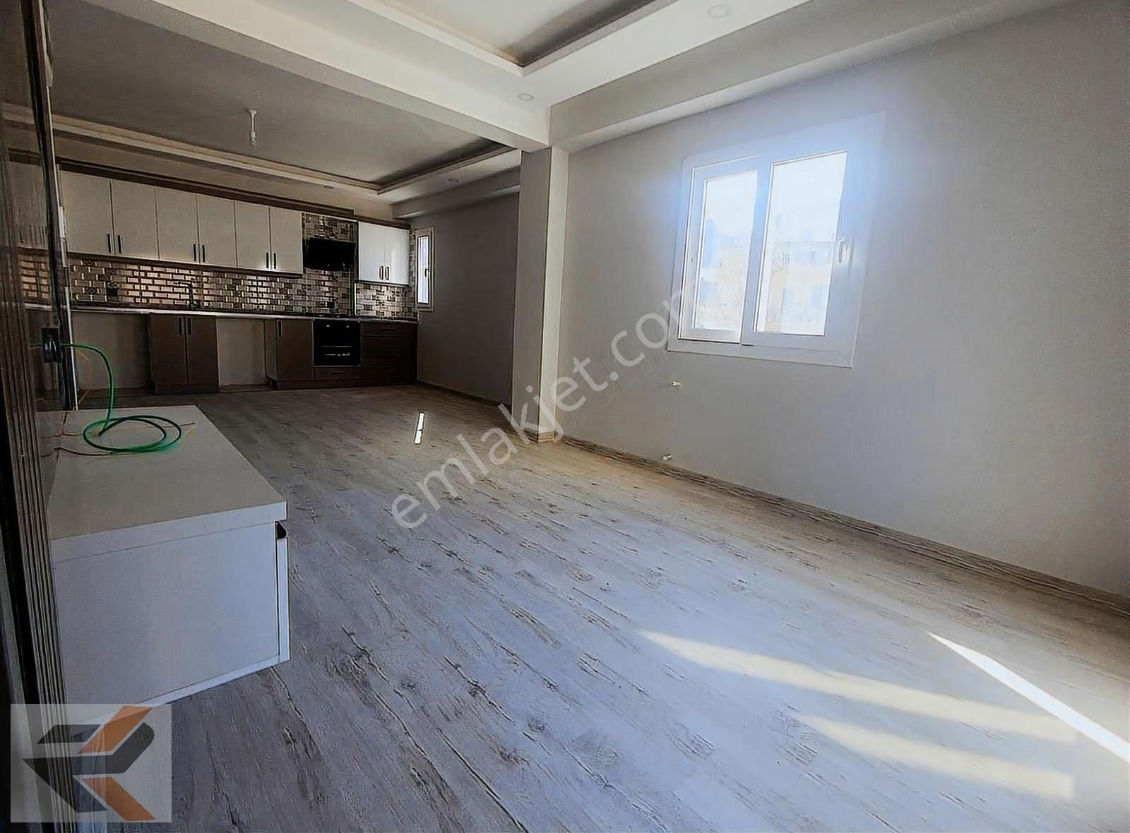 İncirlikte Nizamiye Karşısında Geniş Oturum 1+1 - Görsel 10