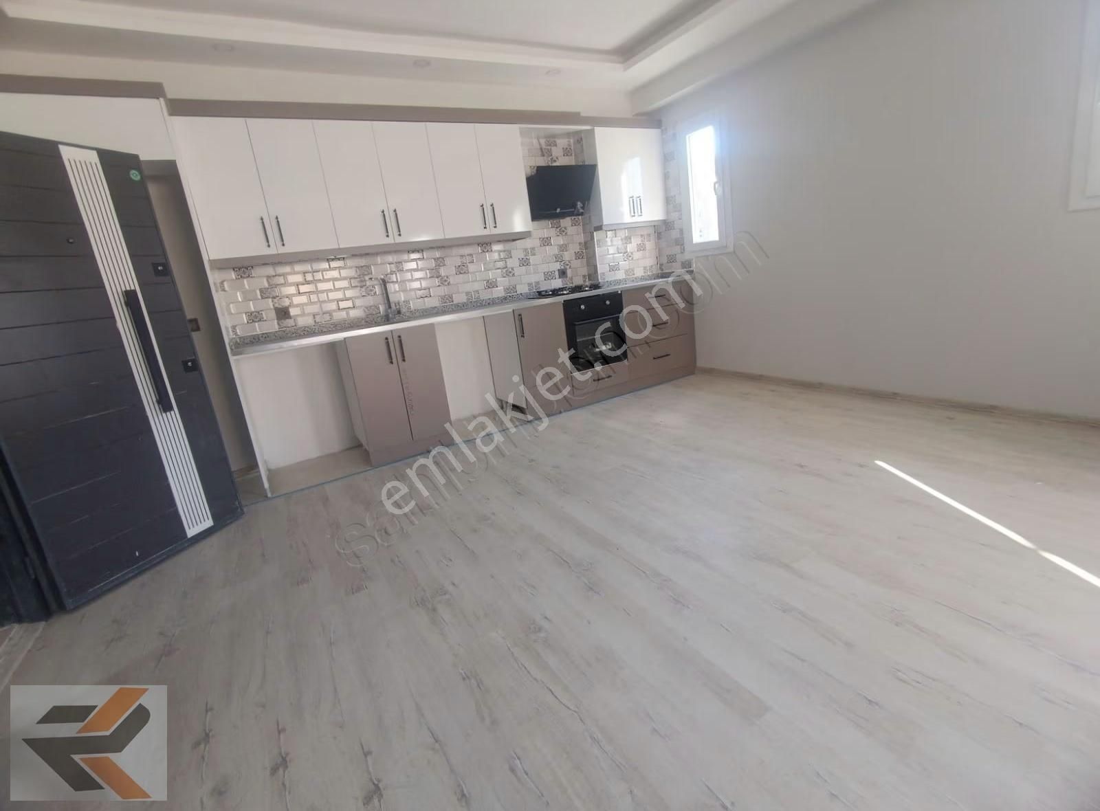 İncirlikte Nizamiye Karşısında Geniş Oturum 1+1 - Görsel 3