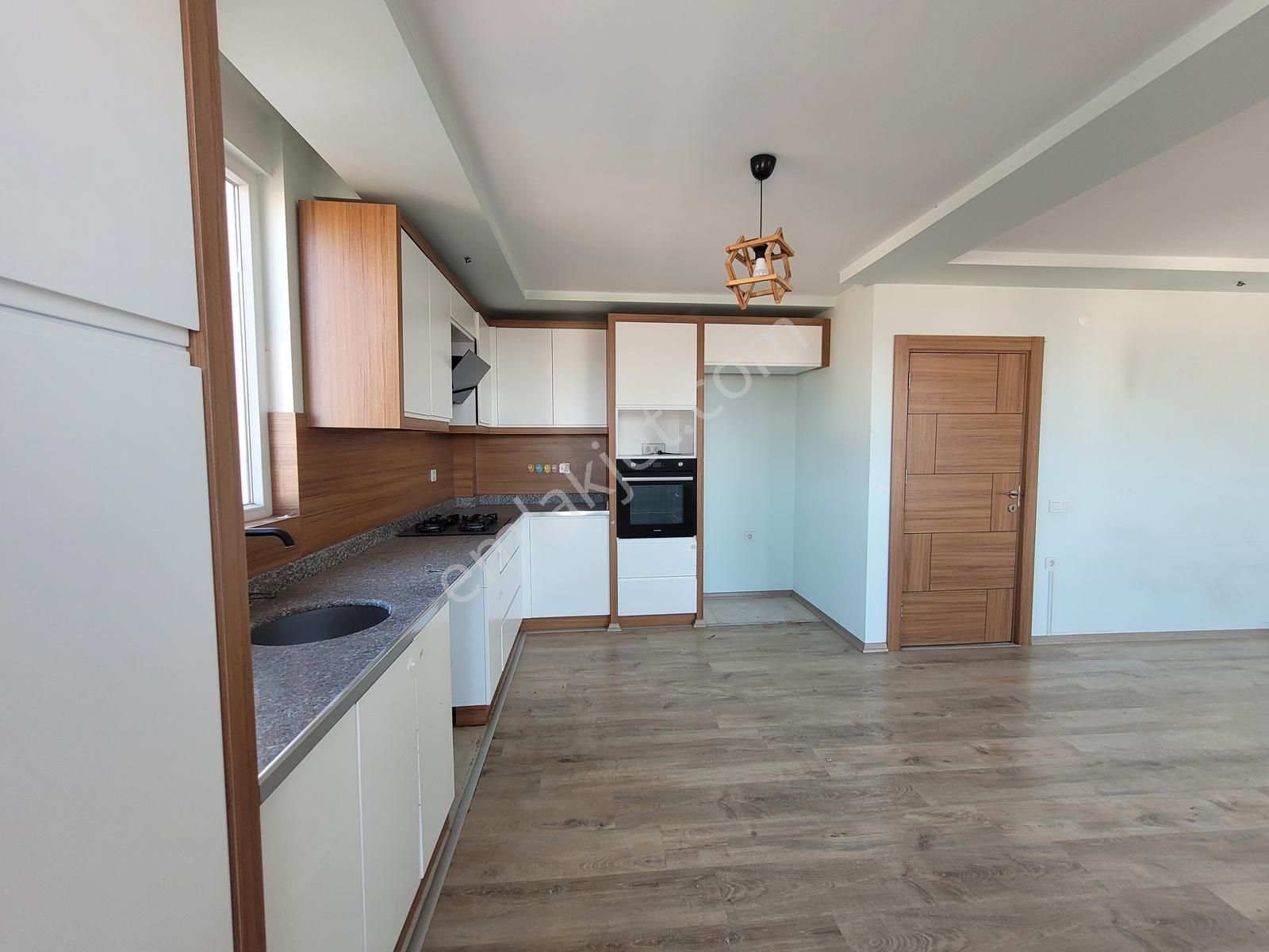 Göçerler'de Kiralık Site İçi 3+1 120 M2 4.kat Açık Mutfak Daire