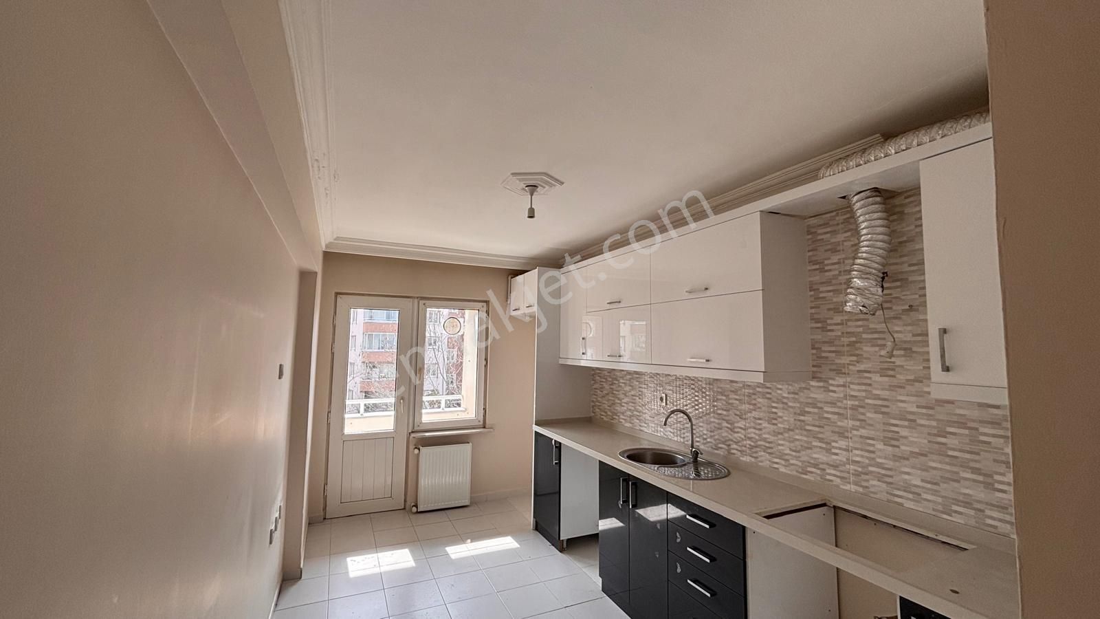 Barış Mahallesi Havuzlu Site İçerisinde 3+1 Arakat Kombili Daire