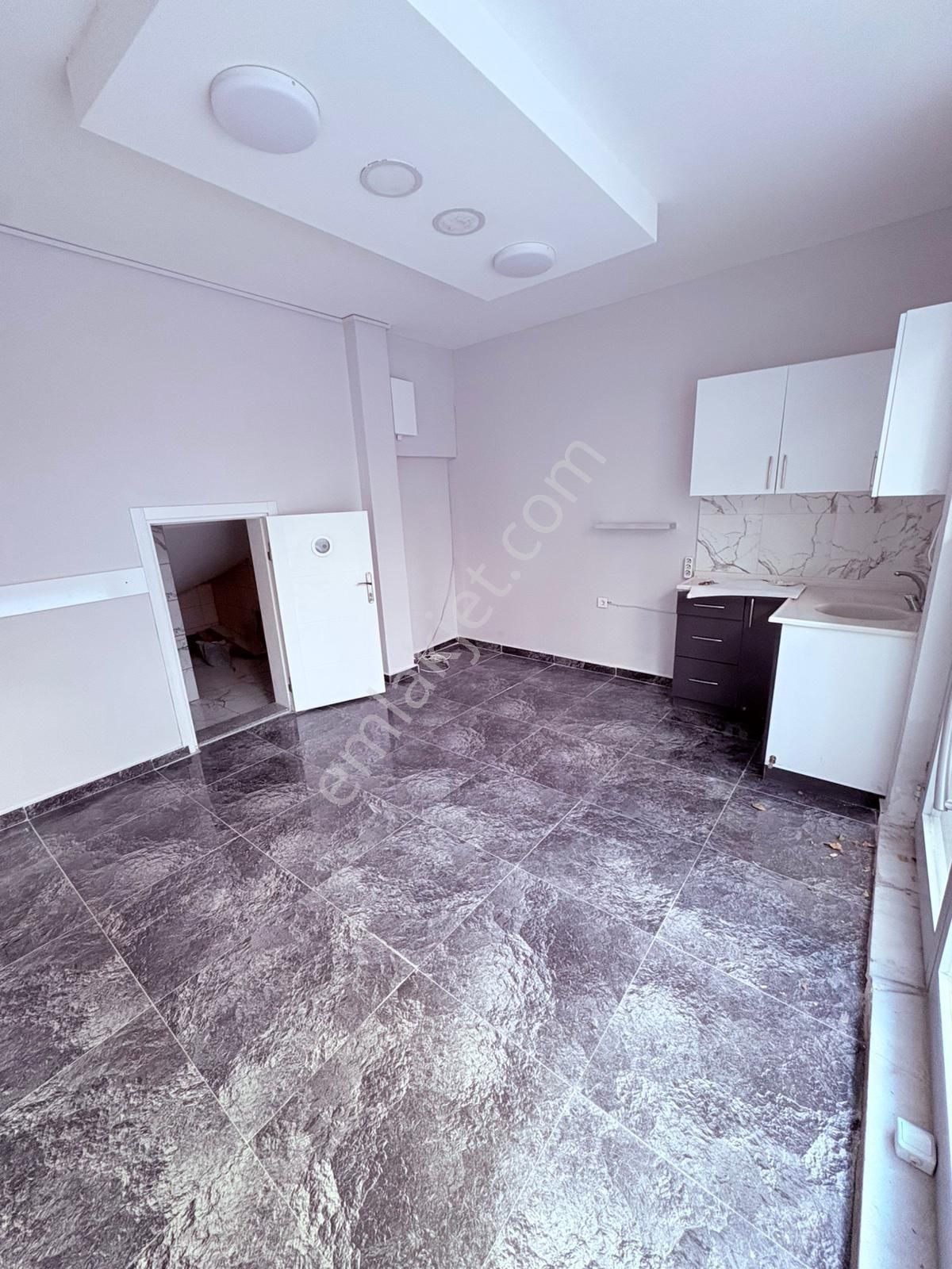 Karşıyaka Tuna Mah.’de Full Tadilatlı, Hazır Kiracılığa Uygun Şık Dükkan! - Görsel 3