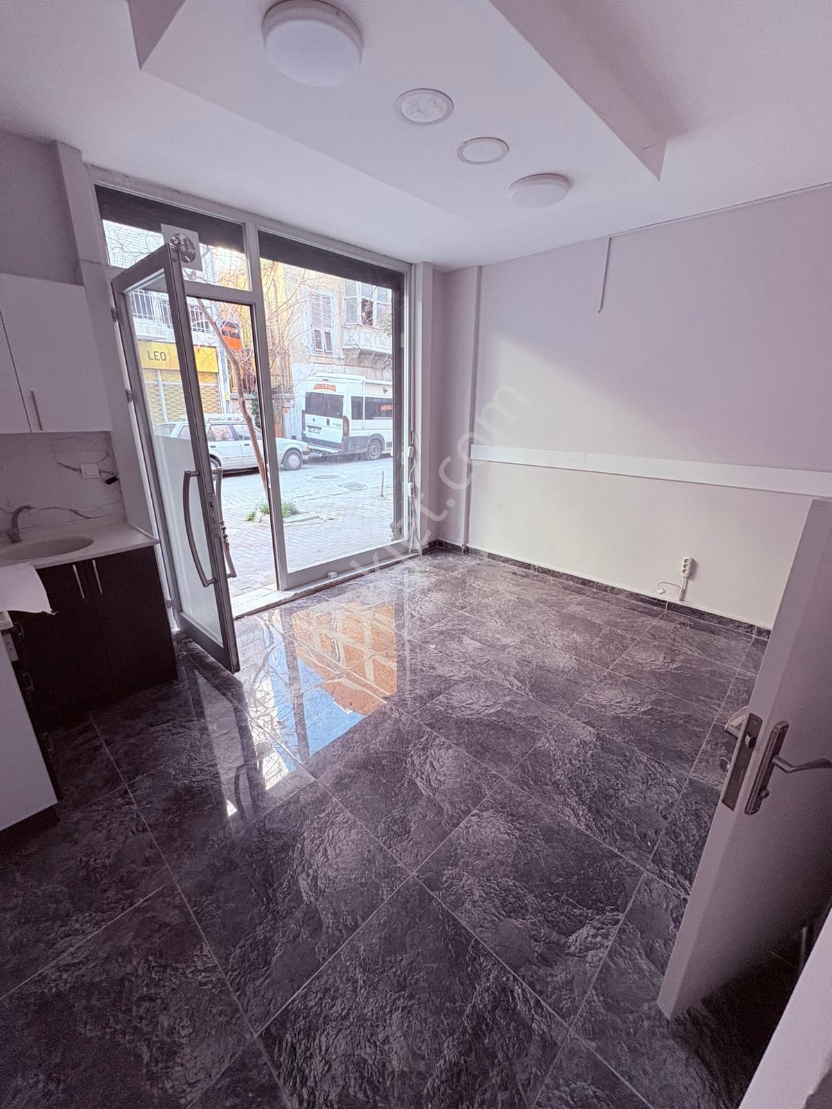 Karşıyaka Tuna Mah.’de Full Tadilatlı, Hazır Kiracılığa Uygun Şık Dükkan!