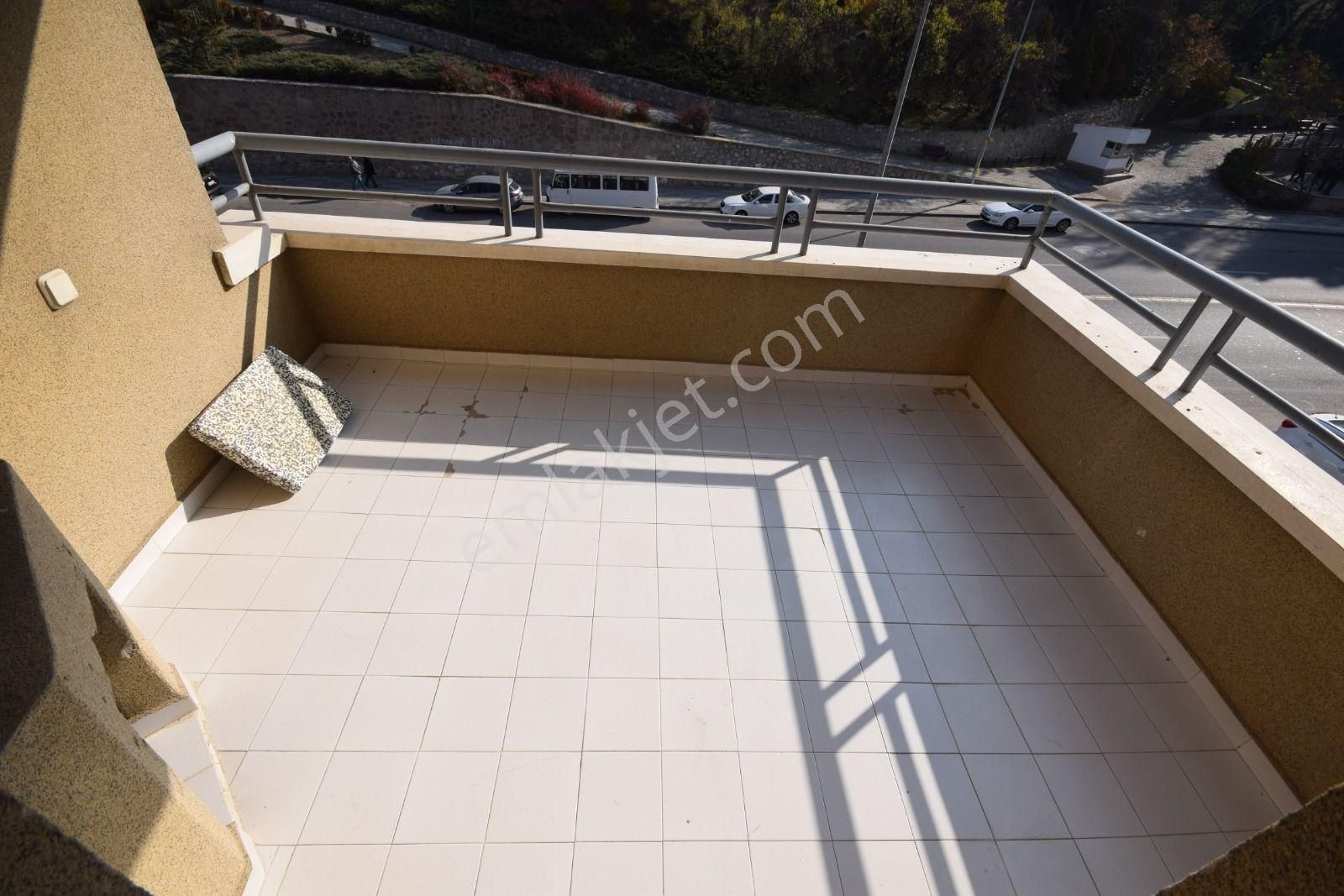 İlk-ev'den Dikmen Caddesi Üzerinde Asansörlü Ara Katta Ön Cephe Bağımsız Salon 3+1 Merkezi Sistem - Görsel 8