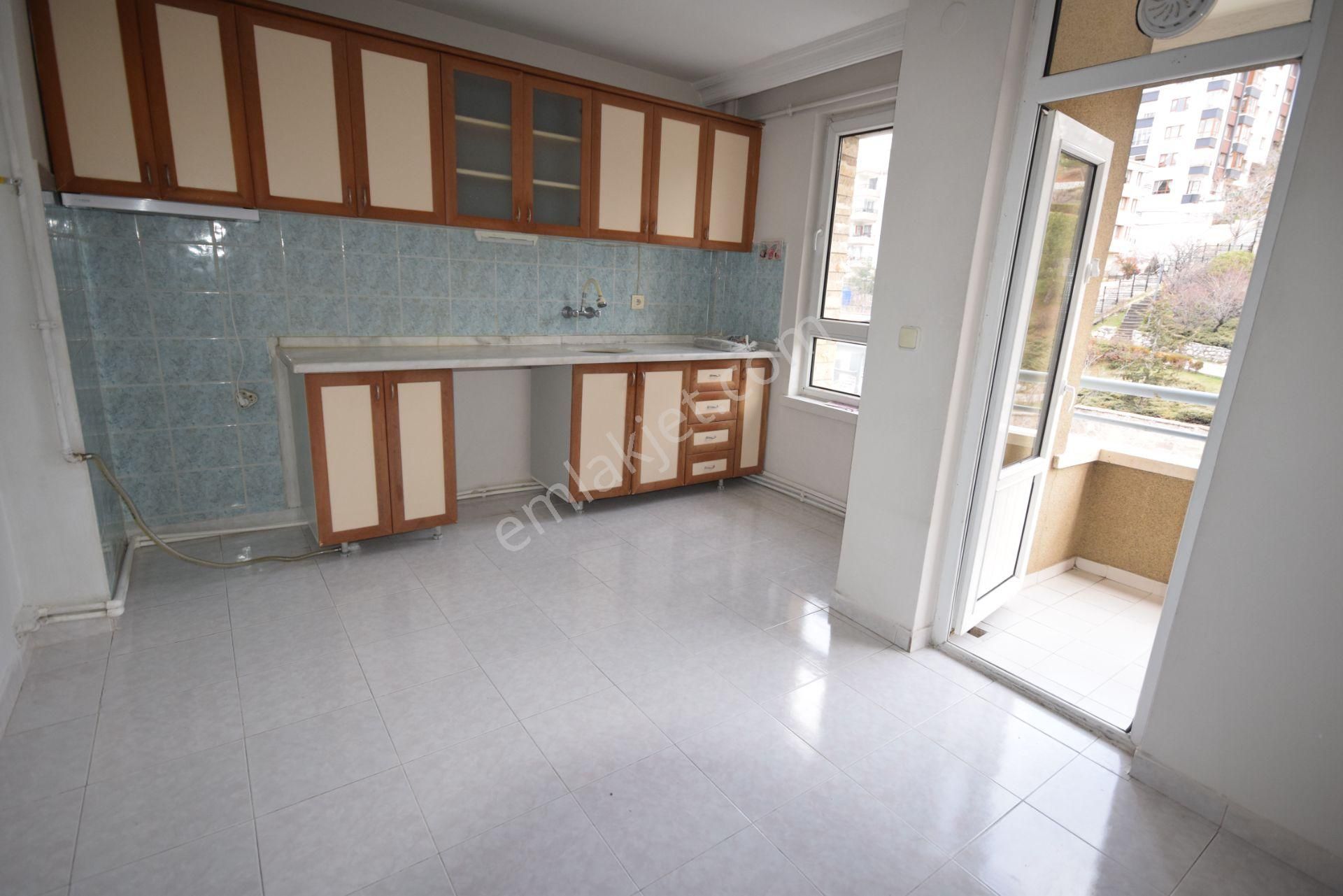 İlk-ev'den Dikmen Caddesi Üzerinde Asansörlü Ara Katta Ön Cephe Bağımsız Salon 3+1 Merkezi Sistem - Görsel 13