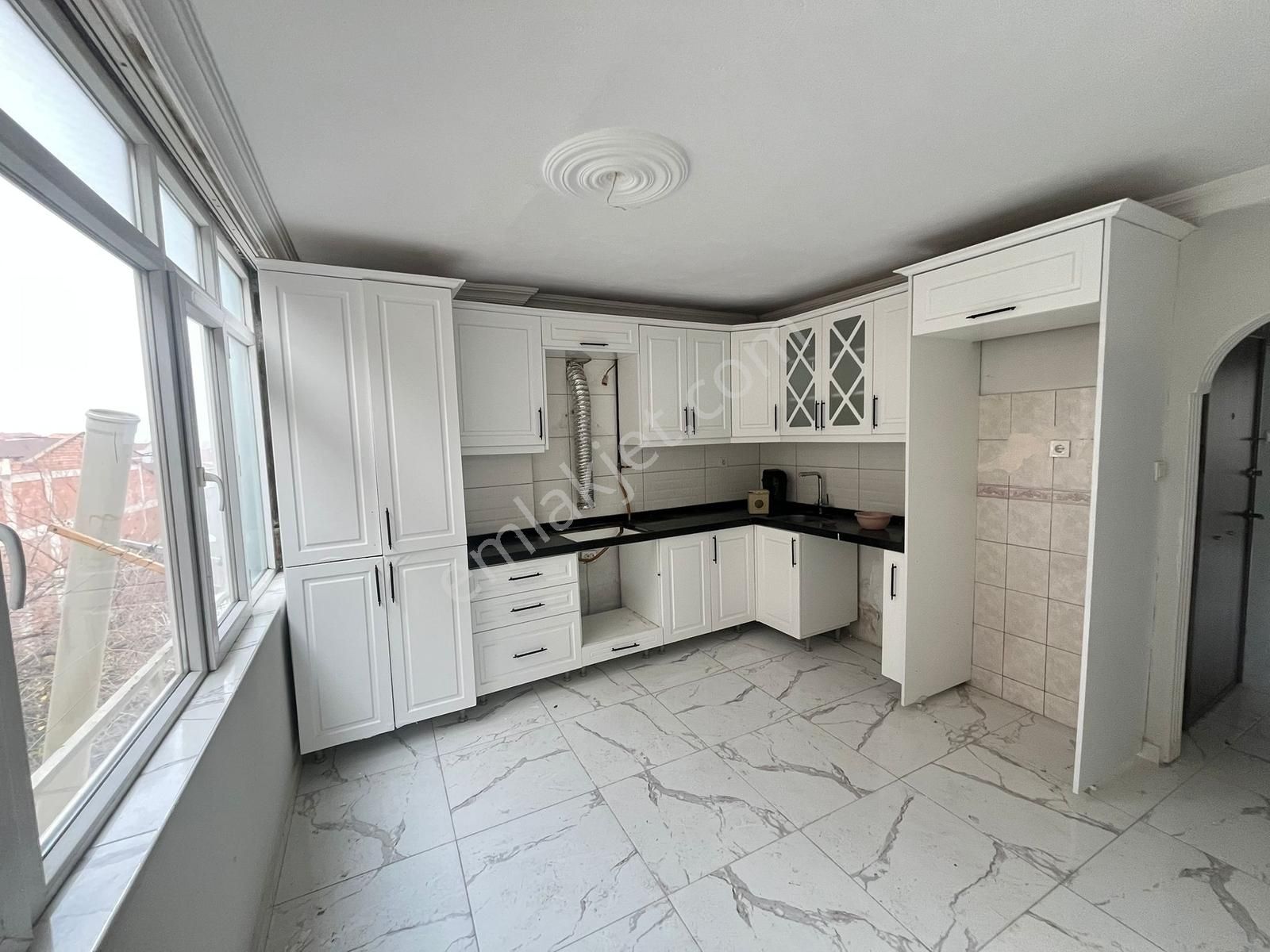 Merkezi Konumda Kiralık Komple Tadilatlı