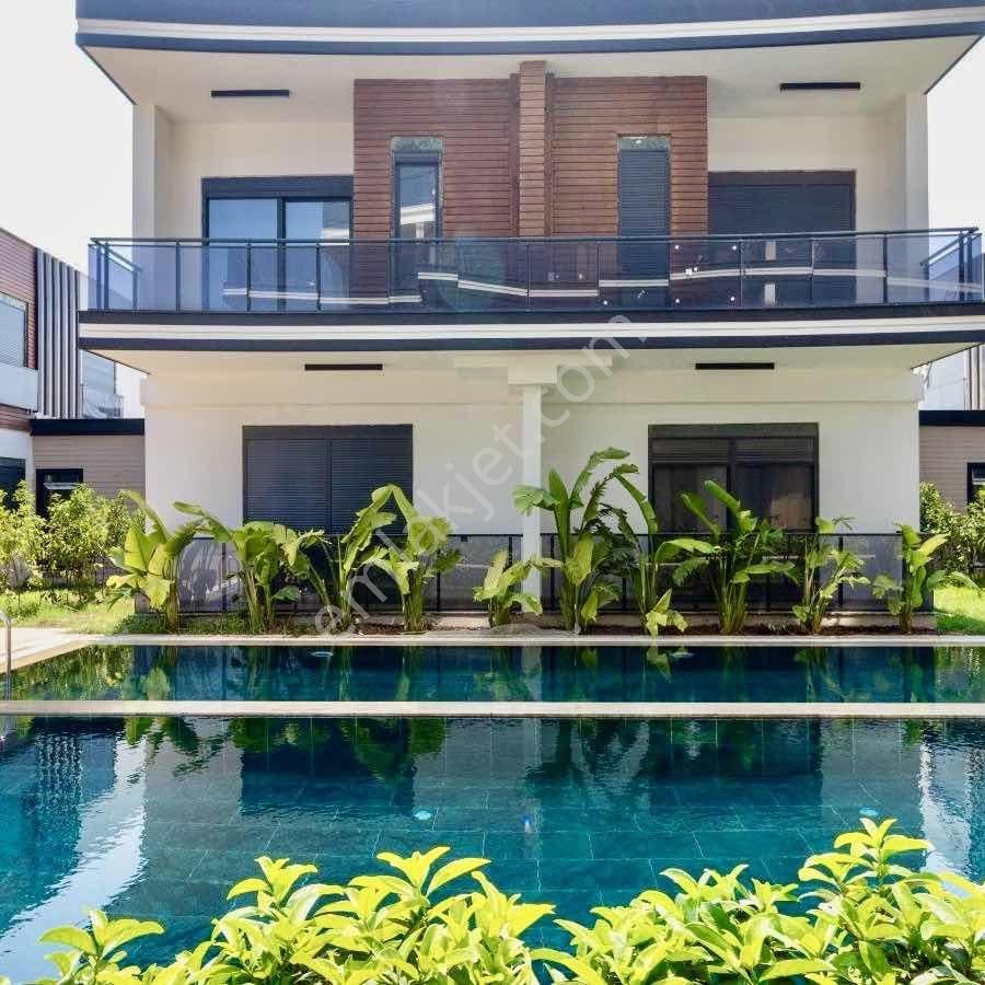 Altıntaşda Site İçerisinde 40'lık Yolda 4+1 Satılık Villa