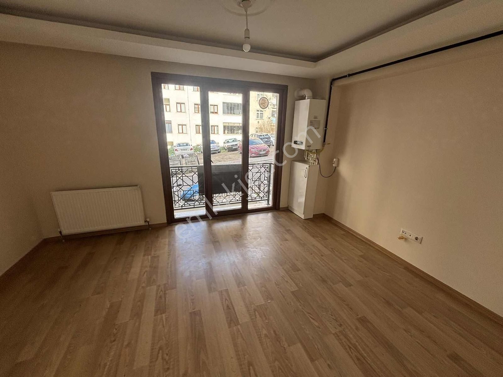 Maltepe Zümrütevlerde Yüksek Giriş 2+1 Genç Binada Ferah Daire