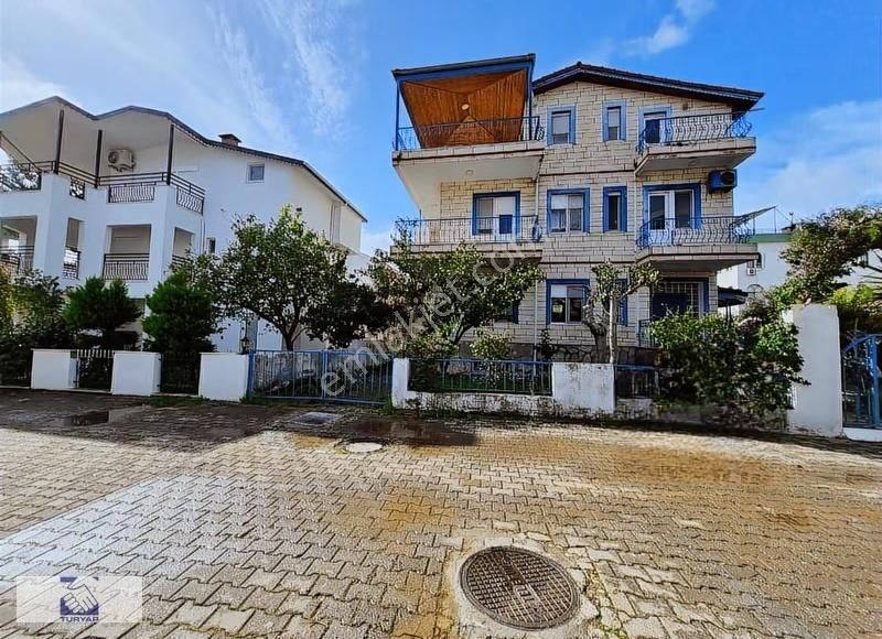 Çolaklı 'da Denize Sıfır Özel Plajlı 4 Katlı Villa