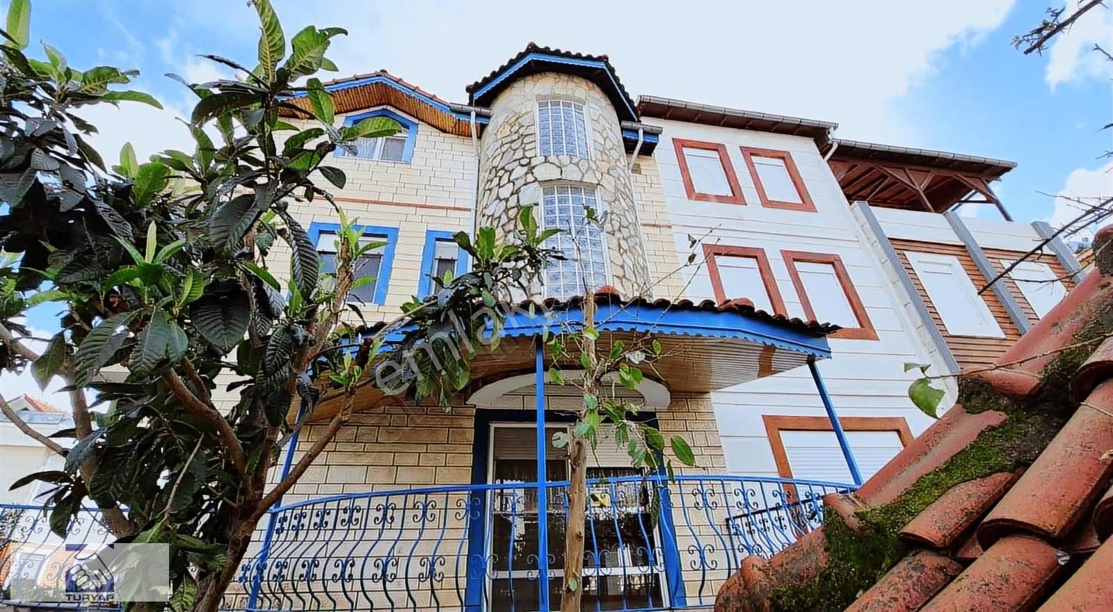 Çolaklı 'da Denize Sıfır Özel Plajlı 4 Katlı Villa - Görsel 2