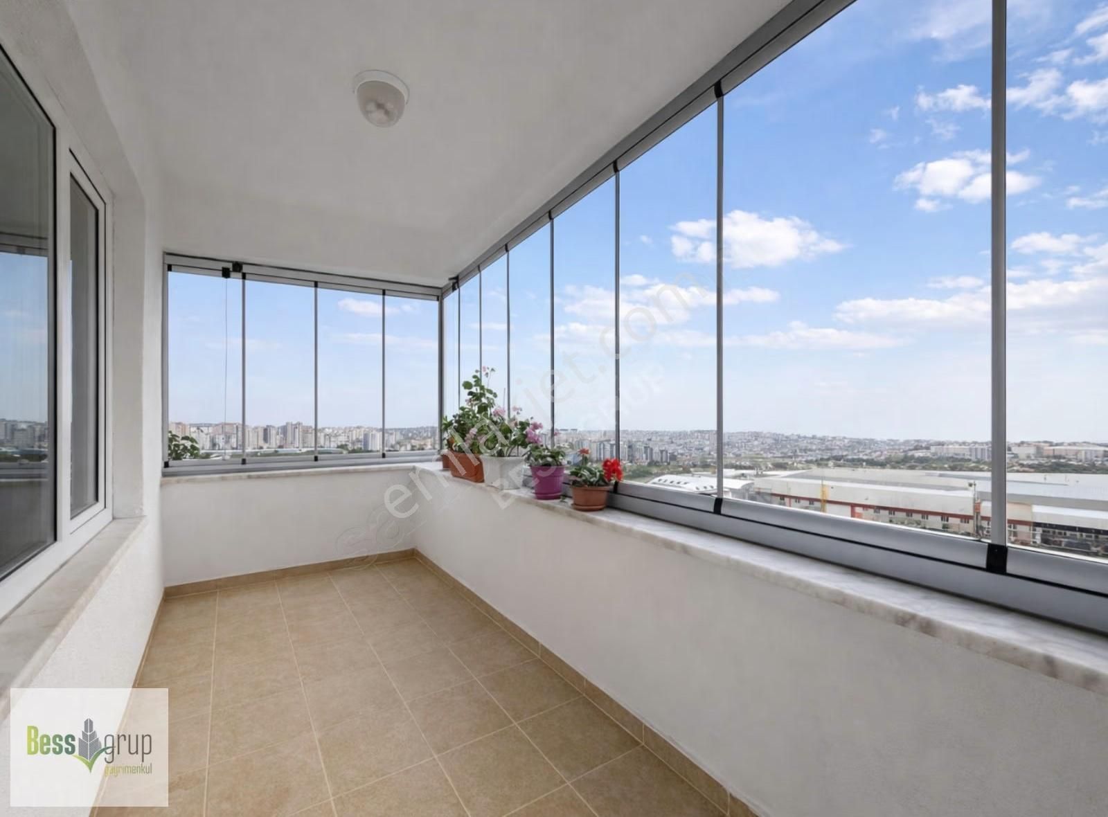 Beylikdüzü Adnan Kahvecide Site İçerisinde Satılık 2+1 Daire