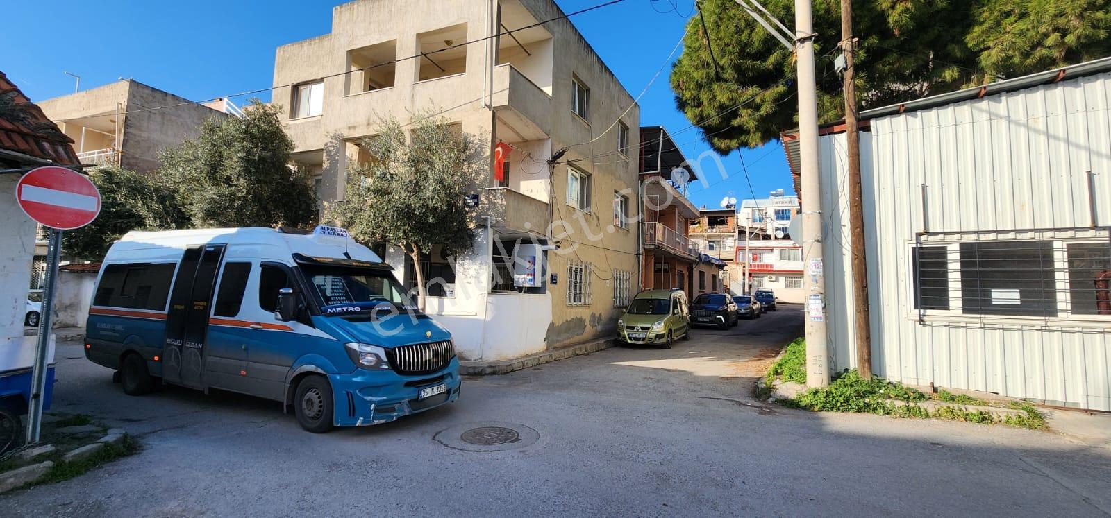 İzmir Bayraklıda Satılık Müstakil Bahçeli İki Katlı Bina