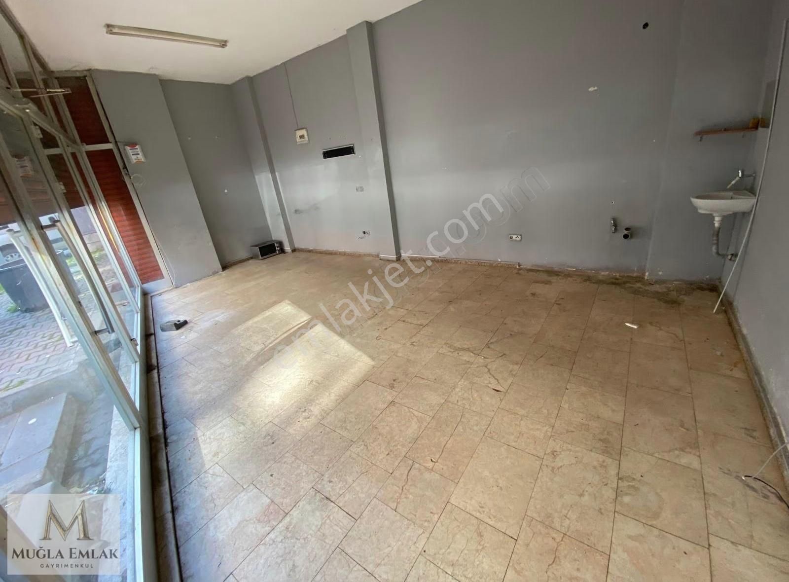 Muğla Emlaktan Kırçeşme Sokakta Geniş Cepheli 25m Dükkan - Görsel 4