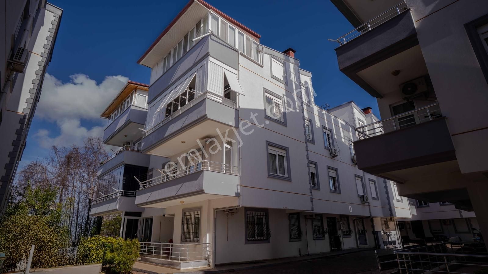 Güzeloba'da Lara Plajına 10 Dk Ayrı Mutfaklı 2+1 Satılık Daire