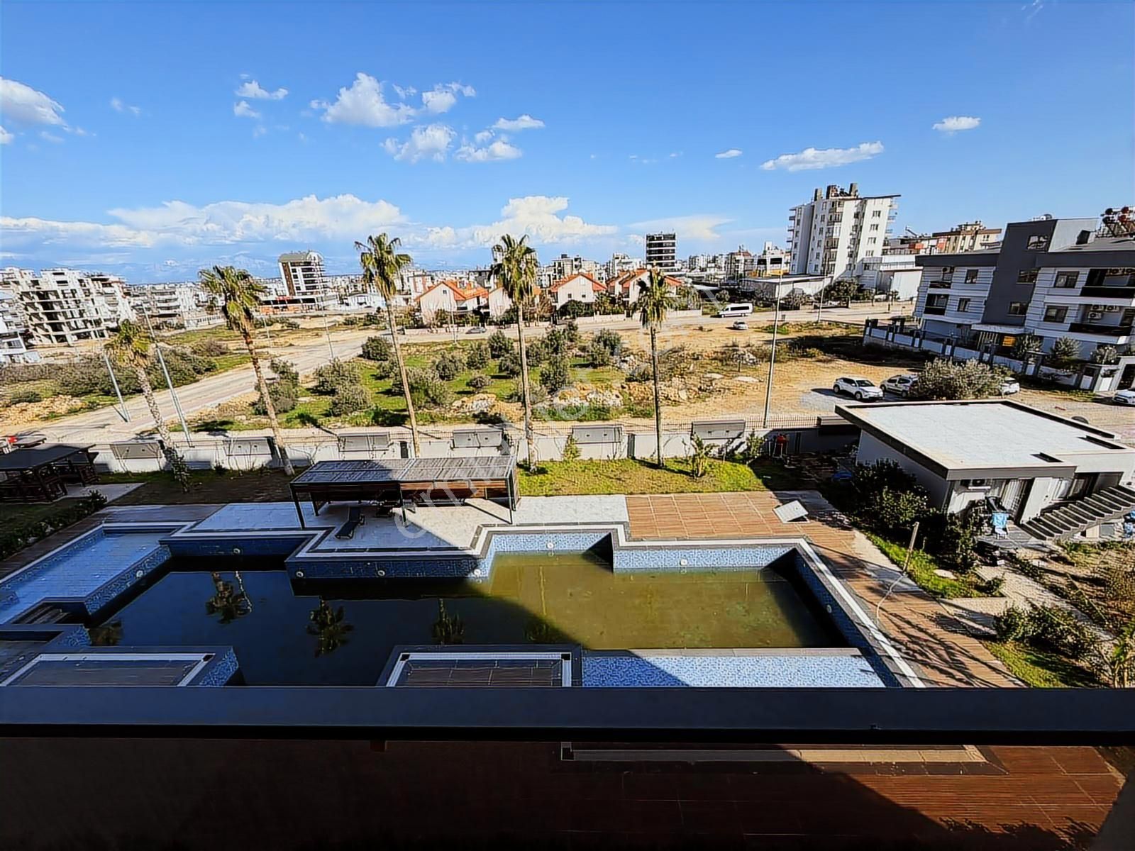 Sıfır, Havuz Cepheli Lüks 1+1 Oturuma Hazır!