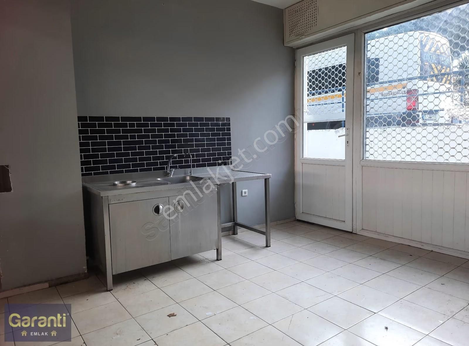 Balçova Pazaryerinde 25 M2 Bacalı Çift Cephe Kiralık Dükkkan - Görsel 4