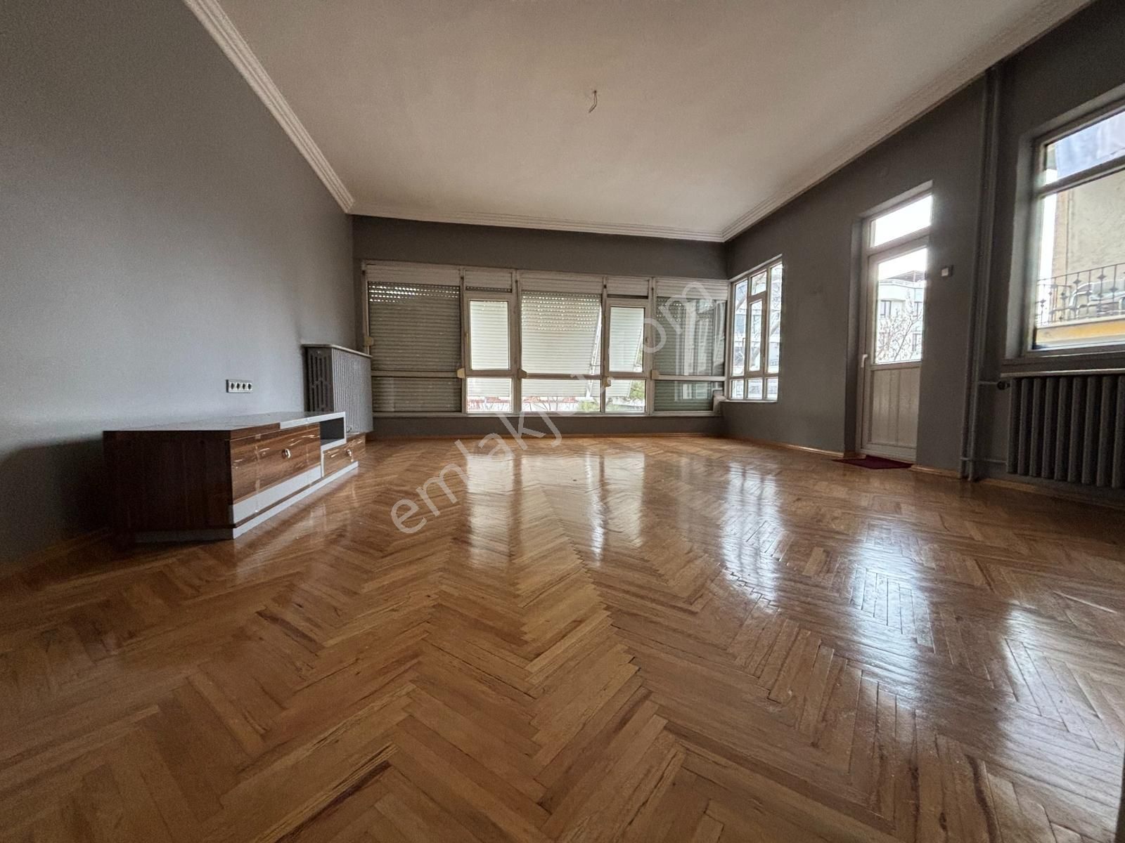 Kuttaş'tan Cadde Üstü Katta Ön 2+1 İçi Yapılı Metro Yakını