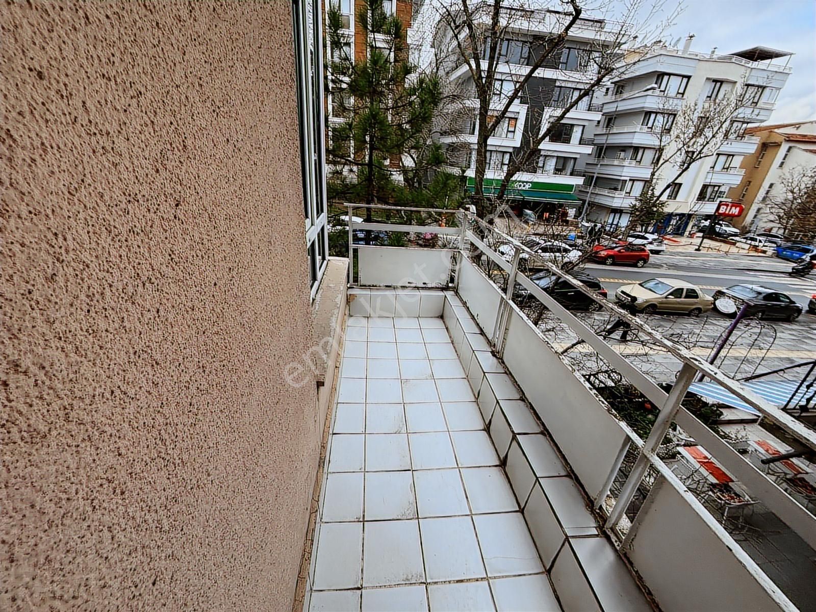 Kuttaş'tan Cadde Üstü Katta Ön 2+1 İçi Yapılı Metro Yakını - Görsel 27