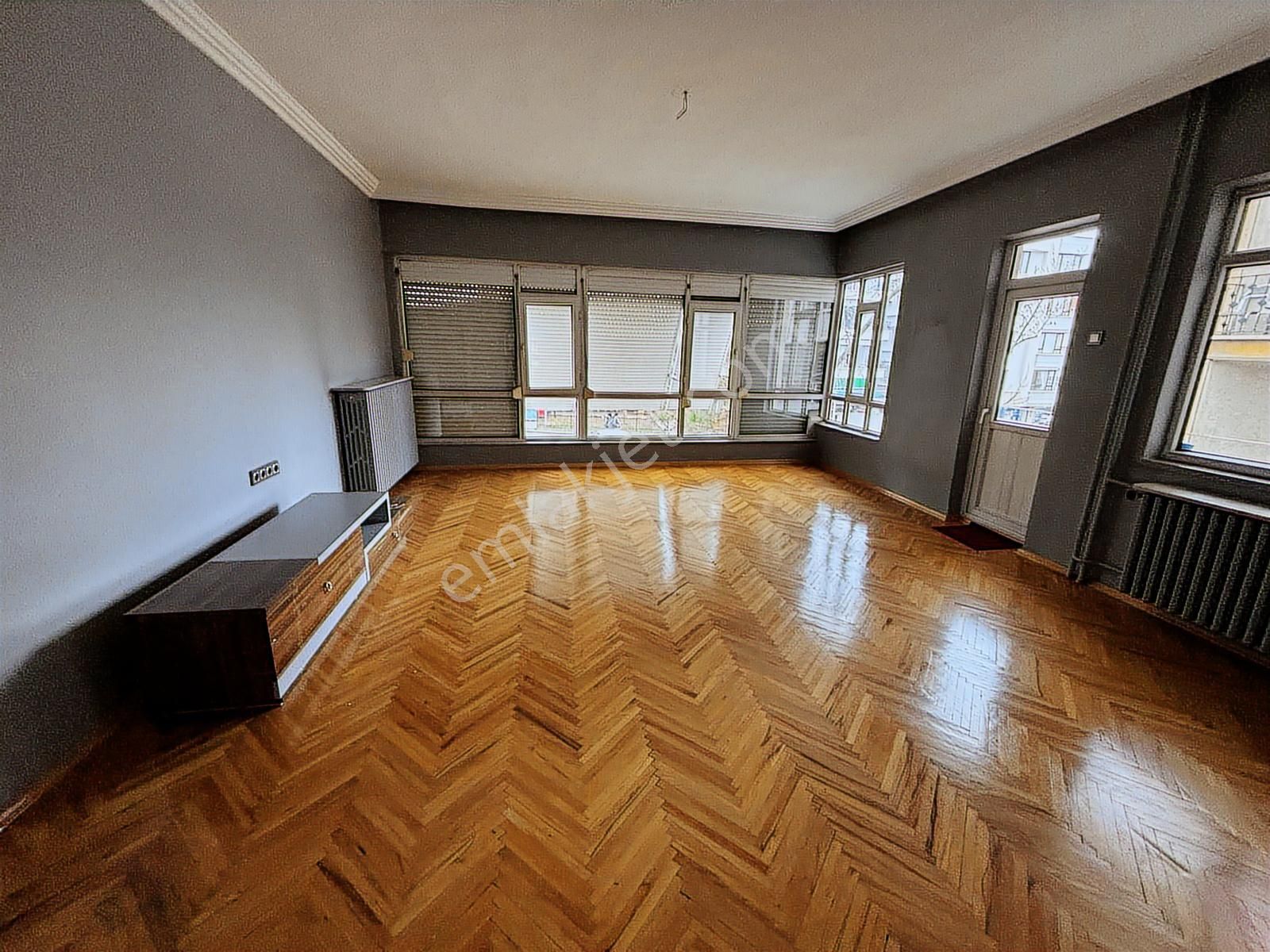 Kuttaş'tan Cadde Üstü Katta Ön 2+1 İçi Yapılı Metro Yakını - Görsel 4