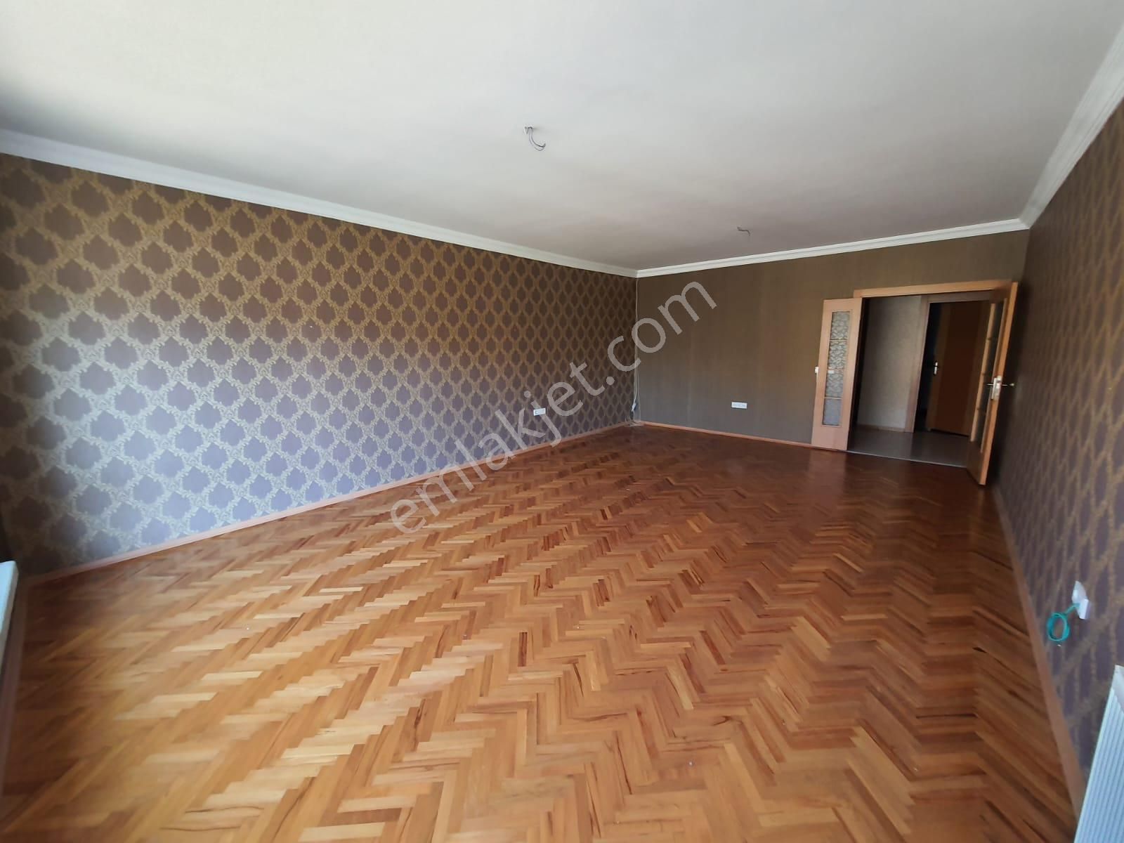 Hoşdere Caddesi Üzerinde Yapılı Giriş Kat 3+1 Kiralık Daire