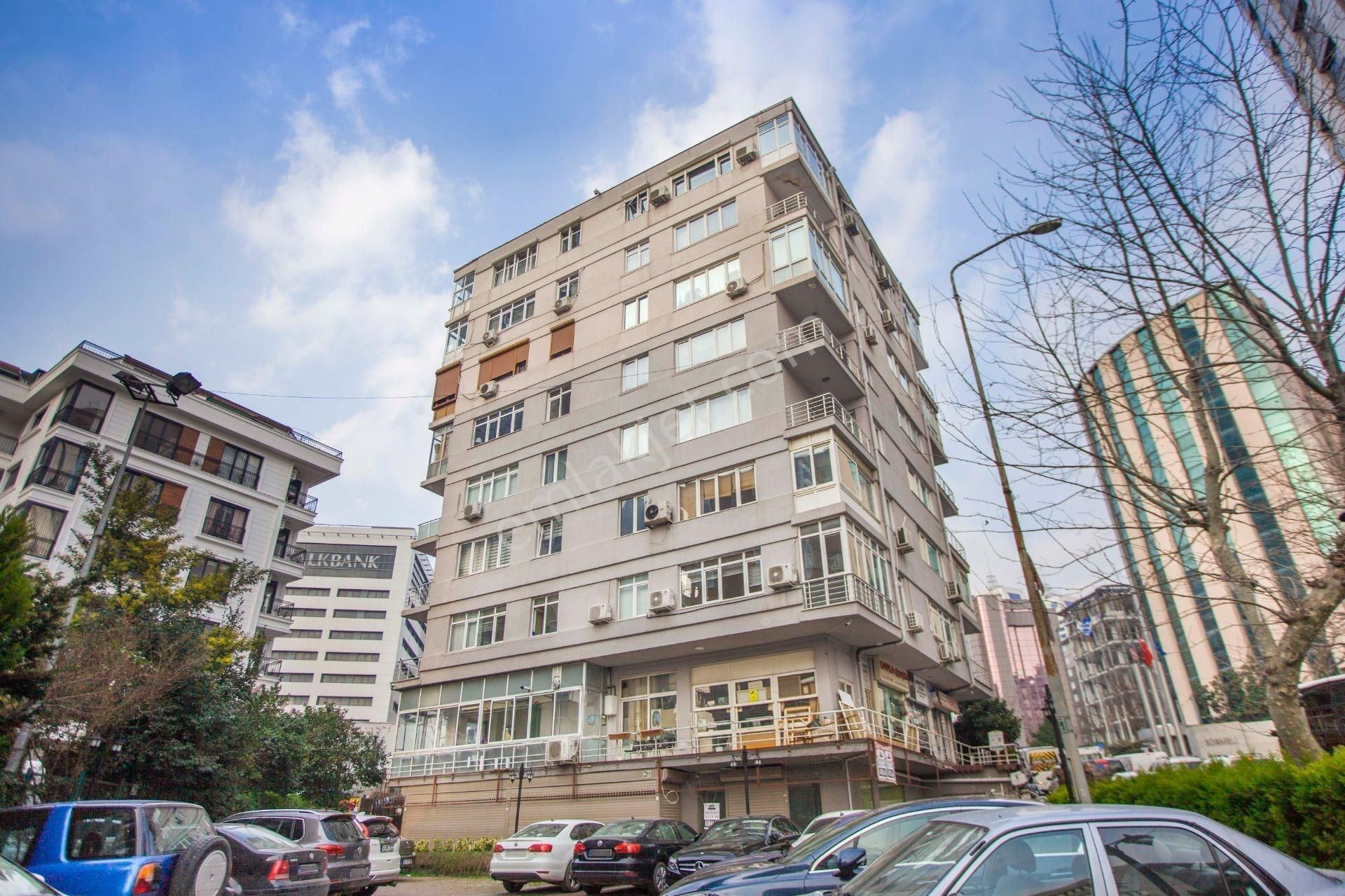 Gayrettepe'de Merkezi Konumda Kiralık Dükkan - Görsel 22