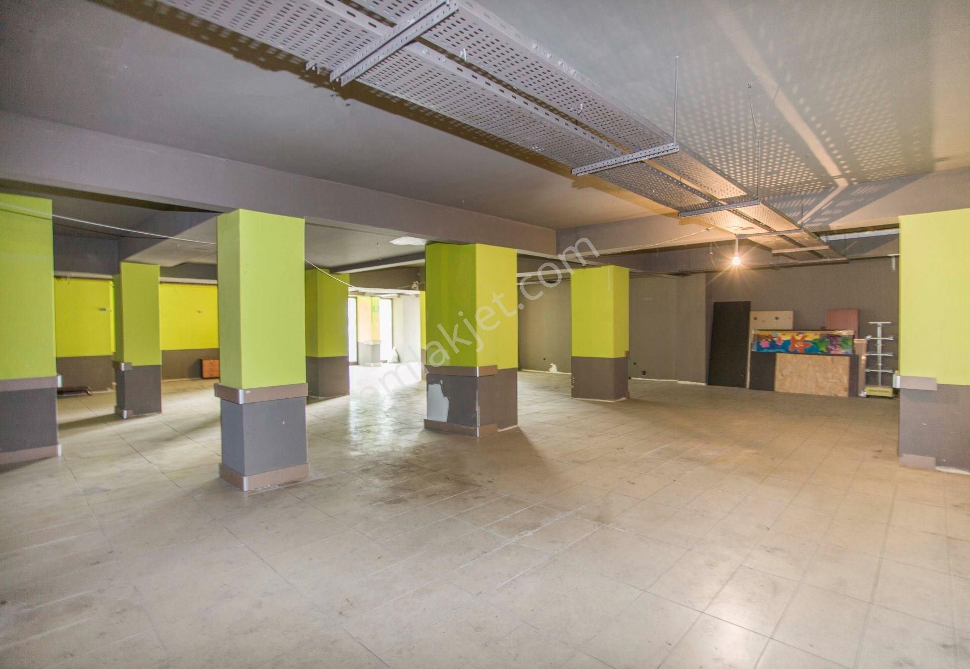Gayrettepe'de Merkezi Konumda Kiralık Dükkan - Görsel 16