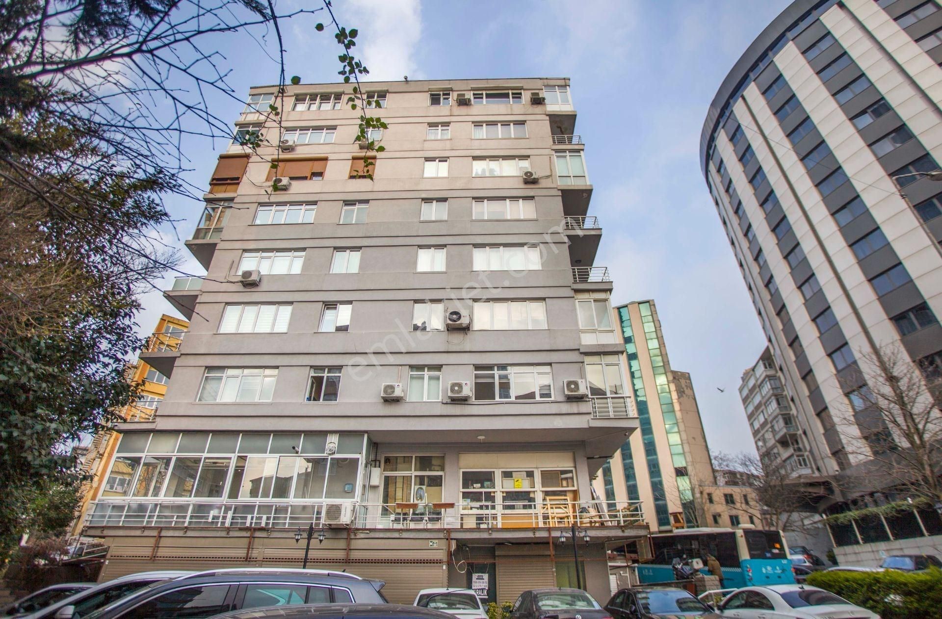 Gayrettepe'de Merkezi Konumda Kiralık Dükkan