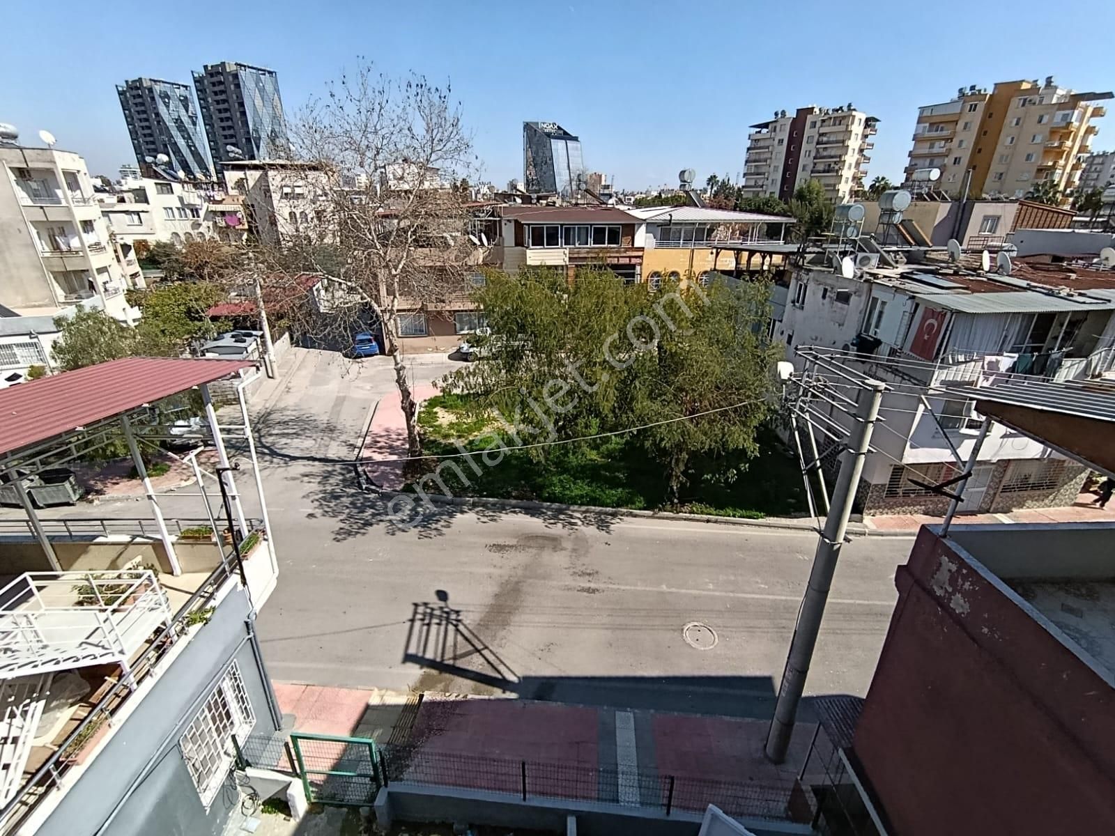 Cumhuriyet`te Merkezi Konumda Geniş Teraslı 3+1 Satılık