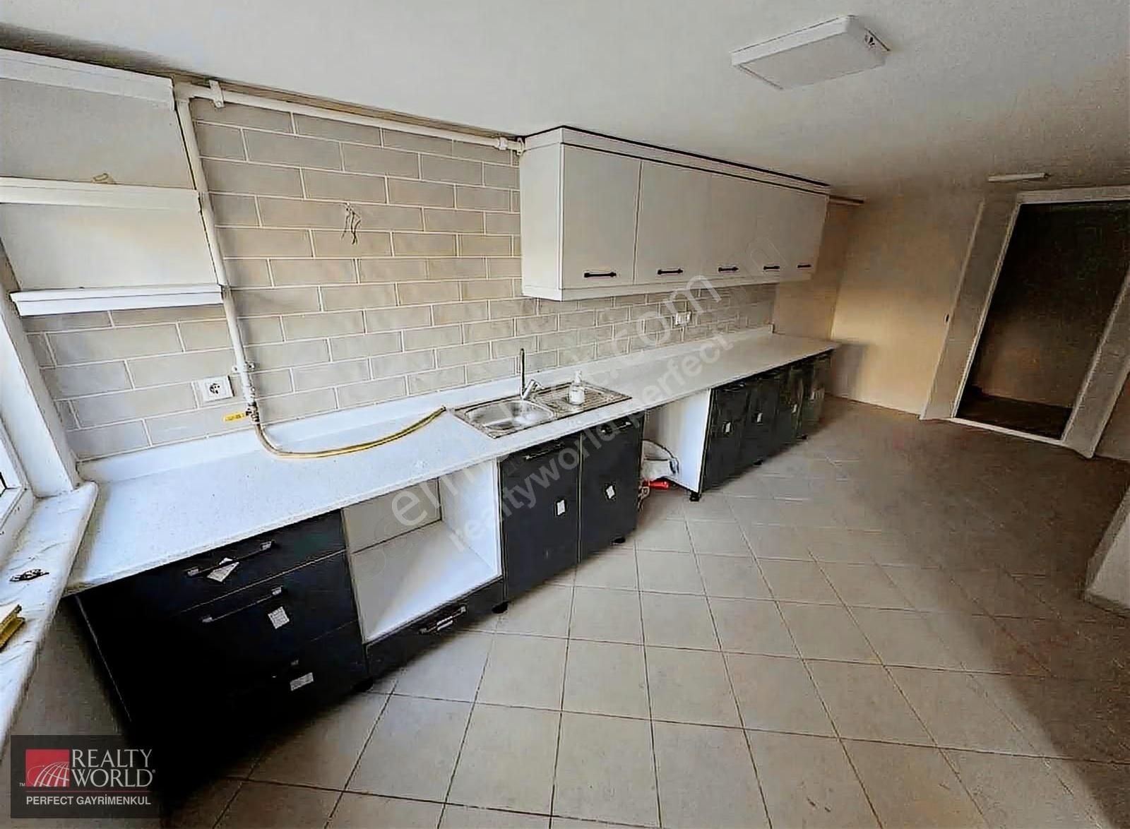 *rw* Zekeriyaköy'de Merkezi Lokasyonda Yenilenmiş Villa - Görsel 14