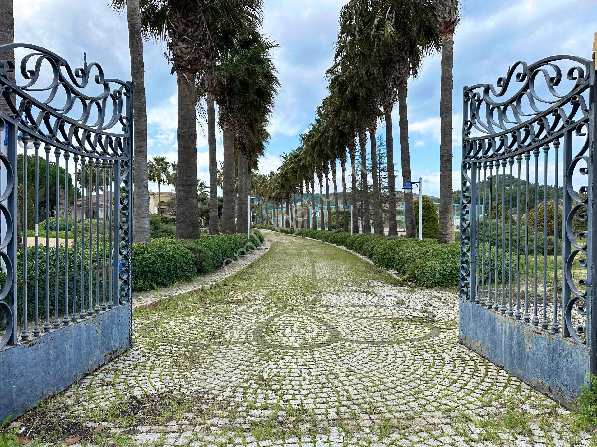 Urla İskele Ağaçlı Yolda 14 Dönüm Arsa İçerisinde Satılık Villa - Görsel 2