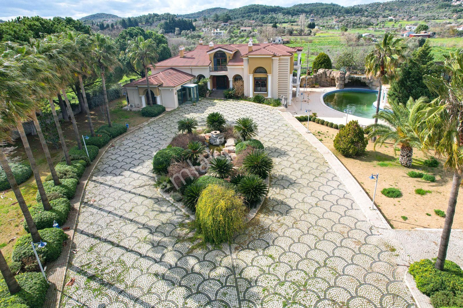 Urla İskele Ağaçlı Yolda 14 Dönüm Arsa İçerisinde Satılık Villa