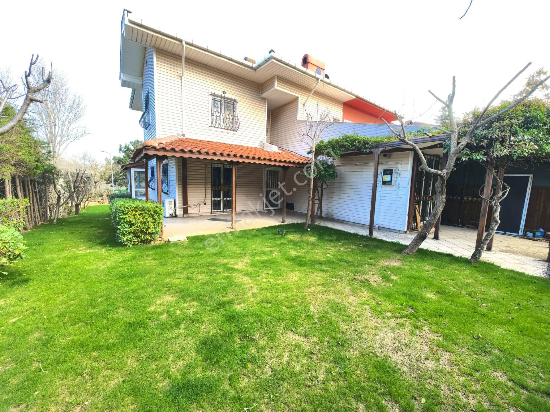 Kurtoğlu'ndan Uskumruköy Arıköy'de Deniz'e Yakın Köşe Villa