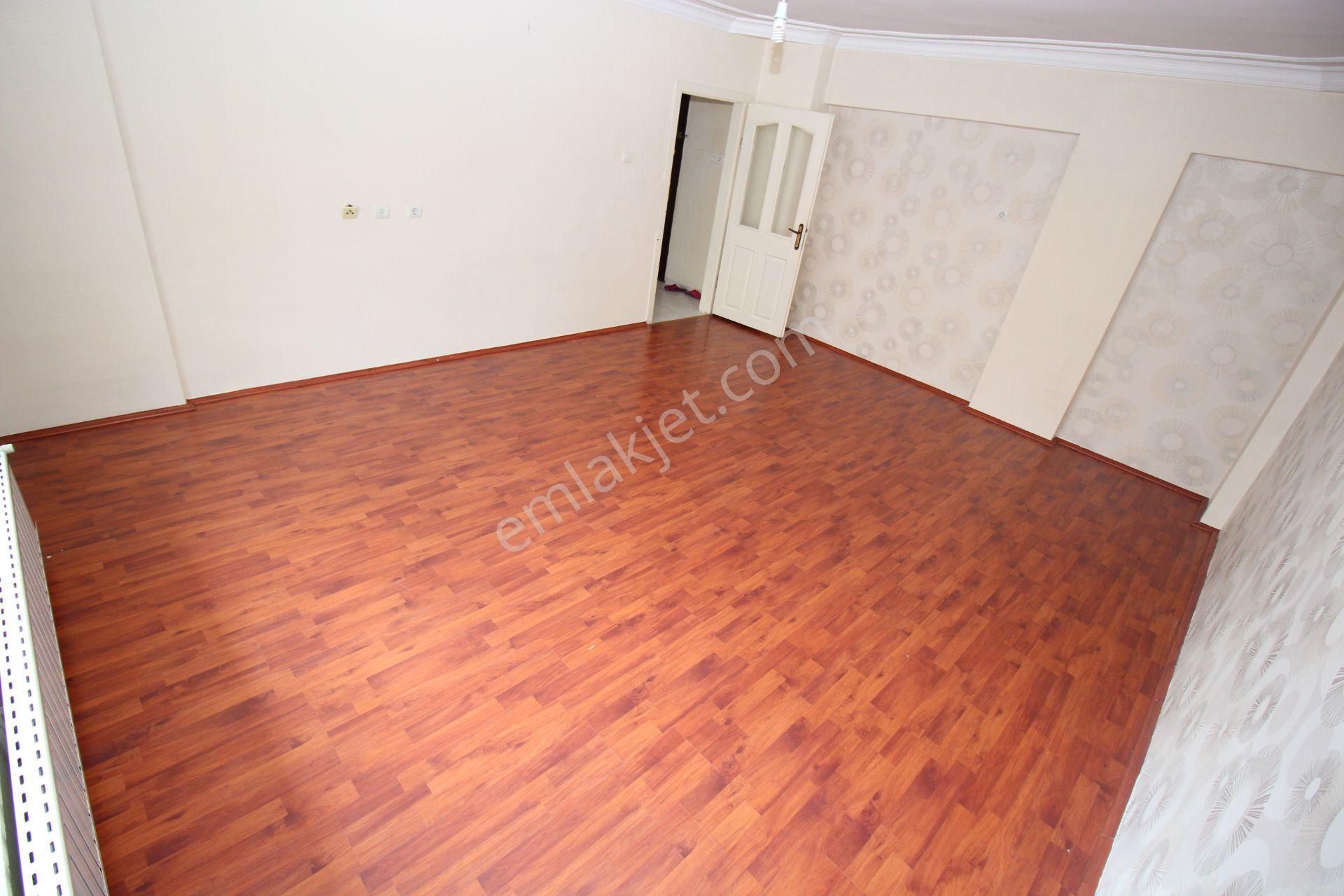 Emre Emlak'tan Topçu'da 14.cd Yanı Ön Cephe Arakat Ebeveyn Banyolu Satılık 3+1 Daire - Görsel 4