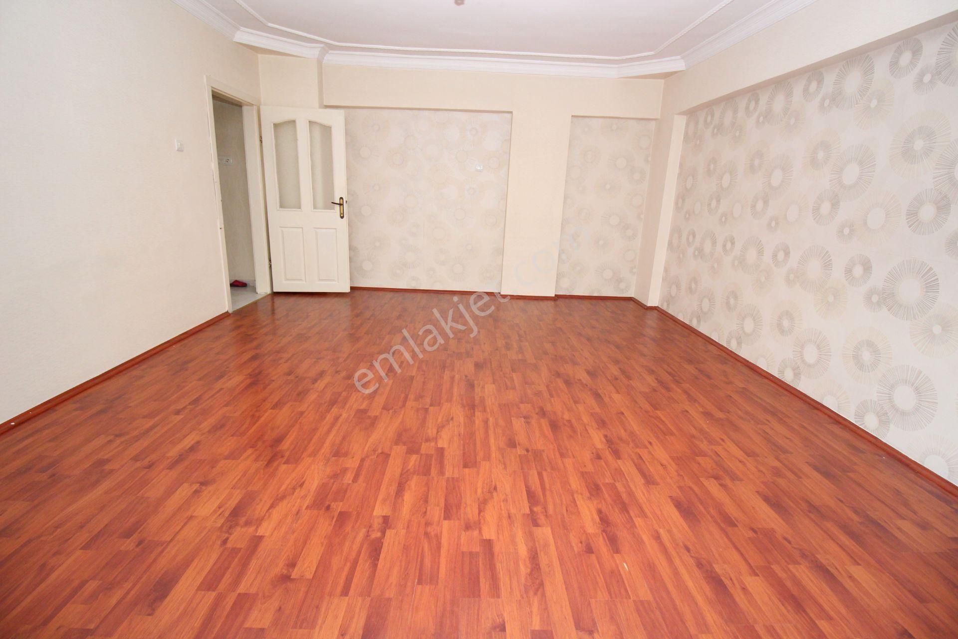 Emre Emlak'tan Topçu'da 14.cd Yanı Ön Cephe Arakat Ebeveyn Banyolu Satılık 3+1 Daire - Görsel 3