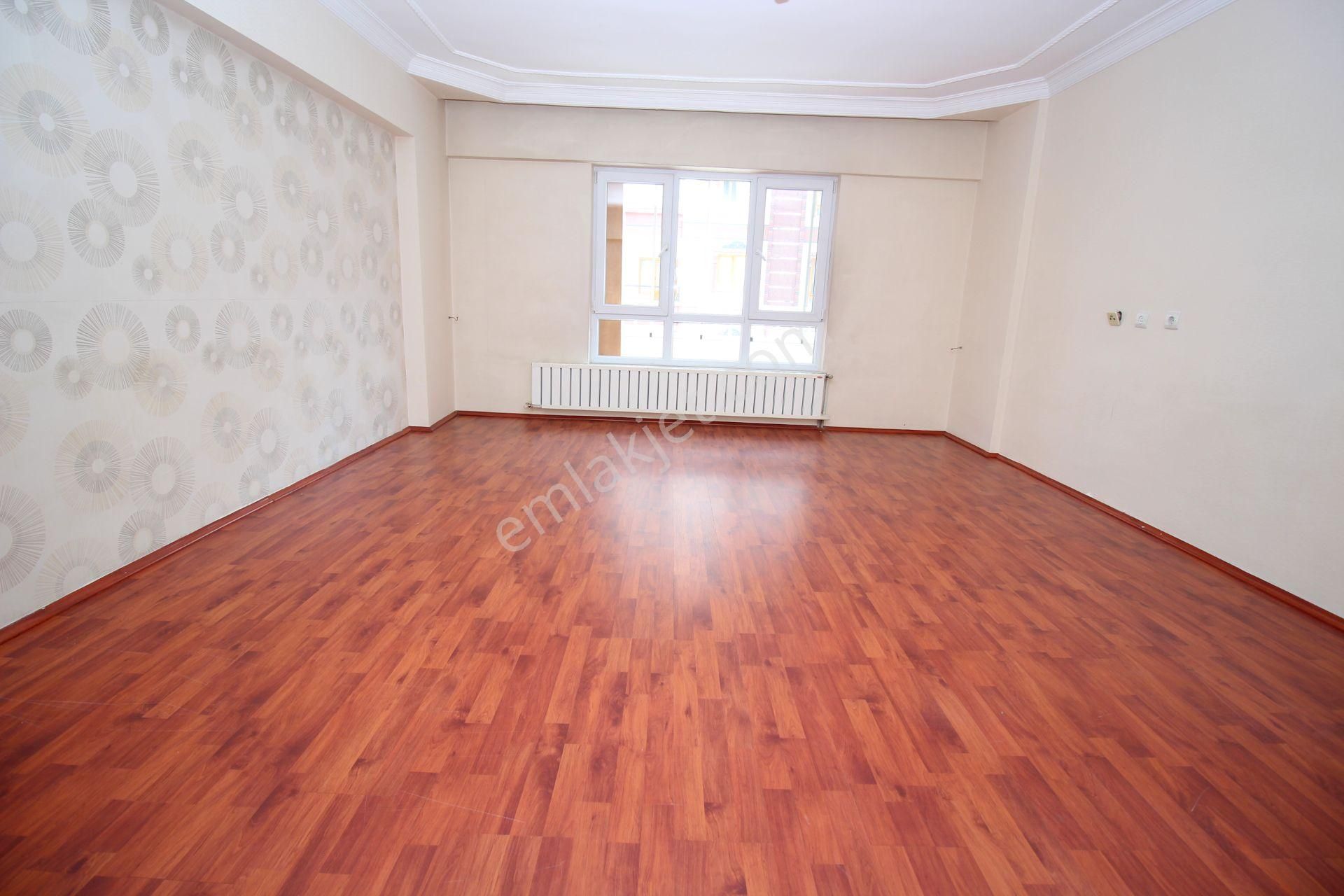 Emre Emlak'tan Topçu'da 14.cd Yanı Ön Cephe Arakat Ebeveyn Banyolu Satılık 3+1 Daire - Görsel 2