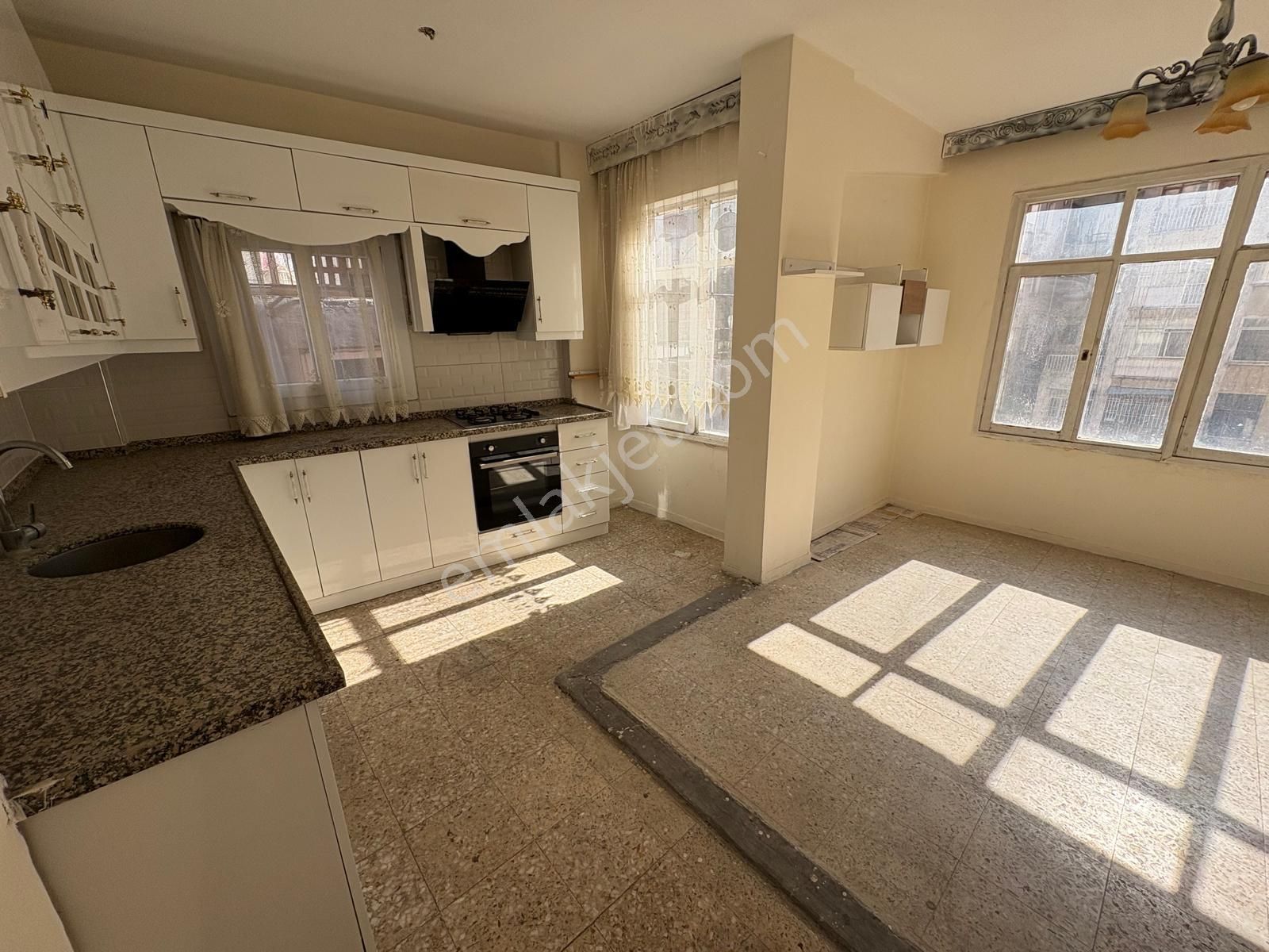 Prestij'den Mesudiye'de Asansörlü Geniş Oturumlu 2+1 Daire - Görsel 13