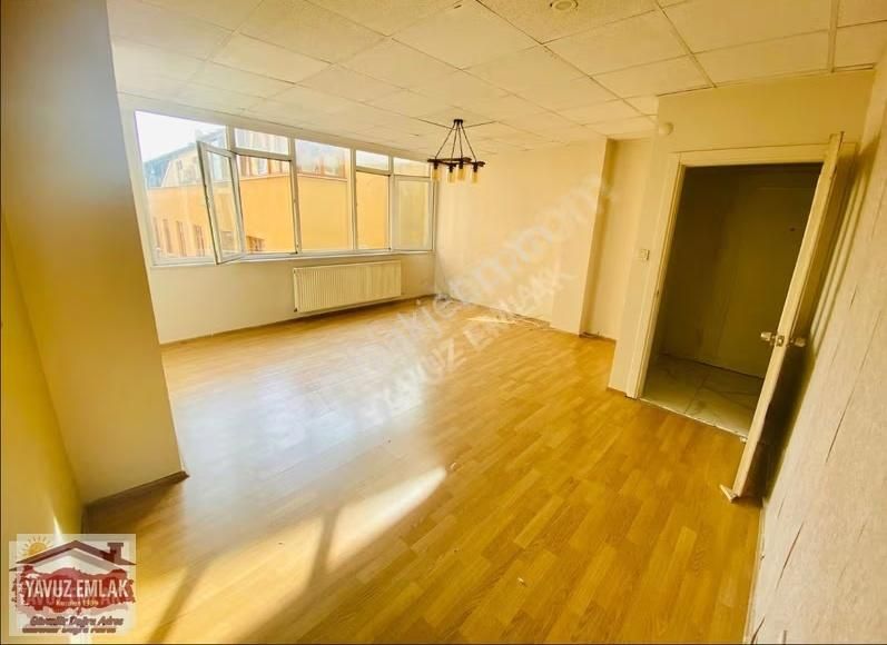 19 Mayıs Caddesin'de Genç Binada Aydınlık Asansörlü 2+1 Daire