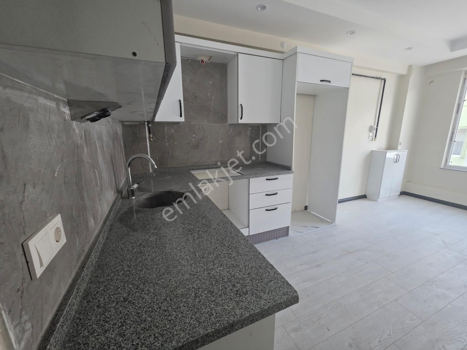 Çamlıca'da Ara Kat 1+1 Lüks Daire Zeminden Isıtma Kapalı Balkon - Görsel 25