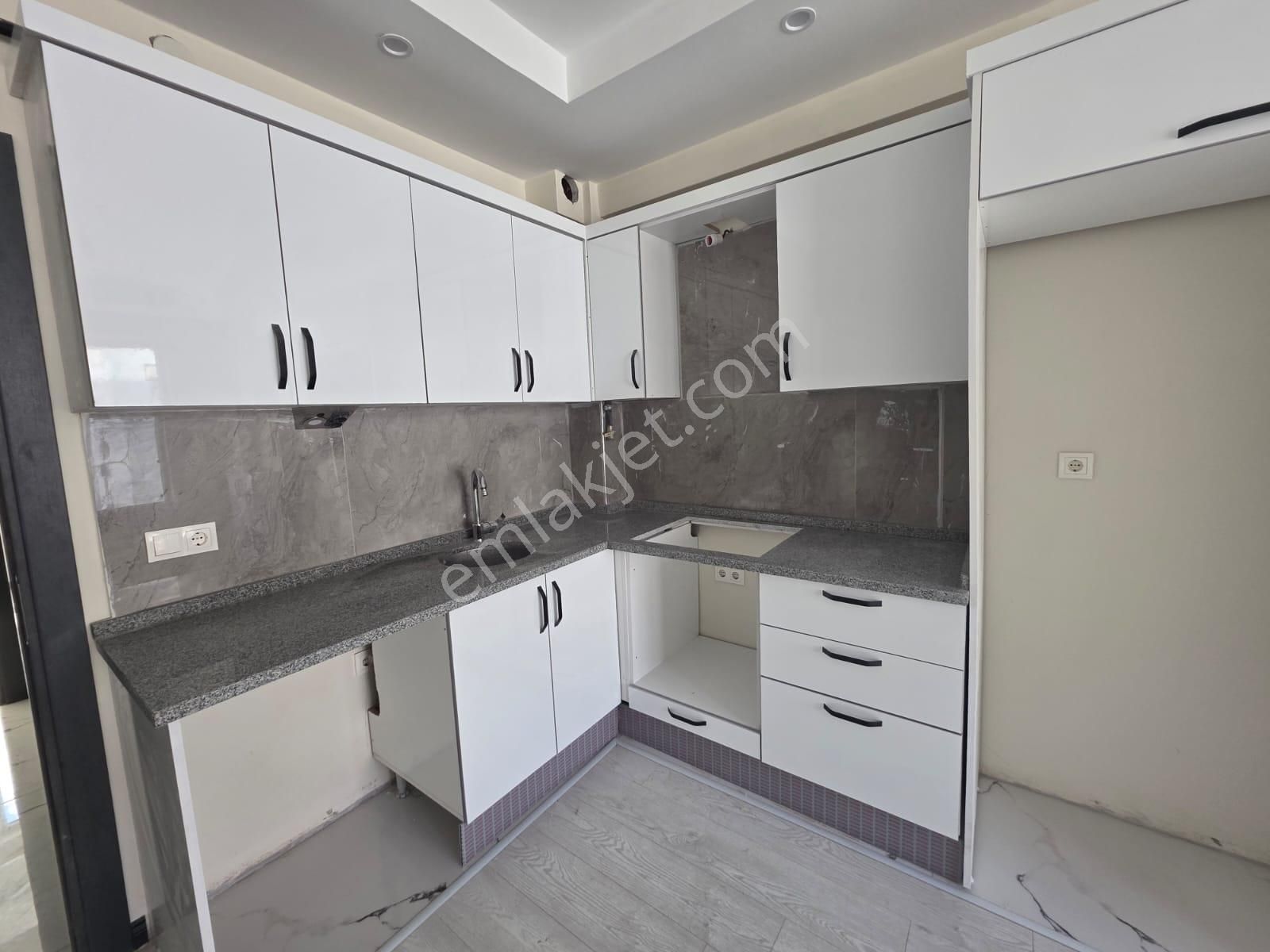 Çamlıca'da Ara Kat 1+1 Lüks Daire Zeminden Isıtma Kapalı Balkon - Görsel 21