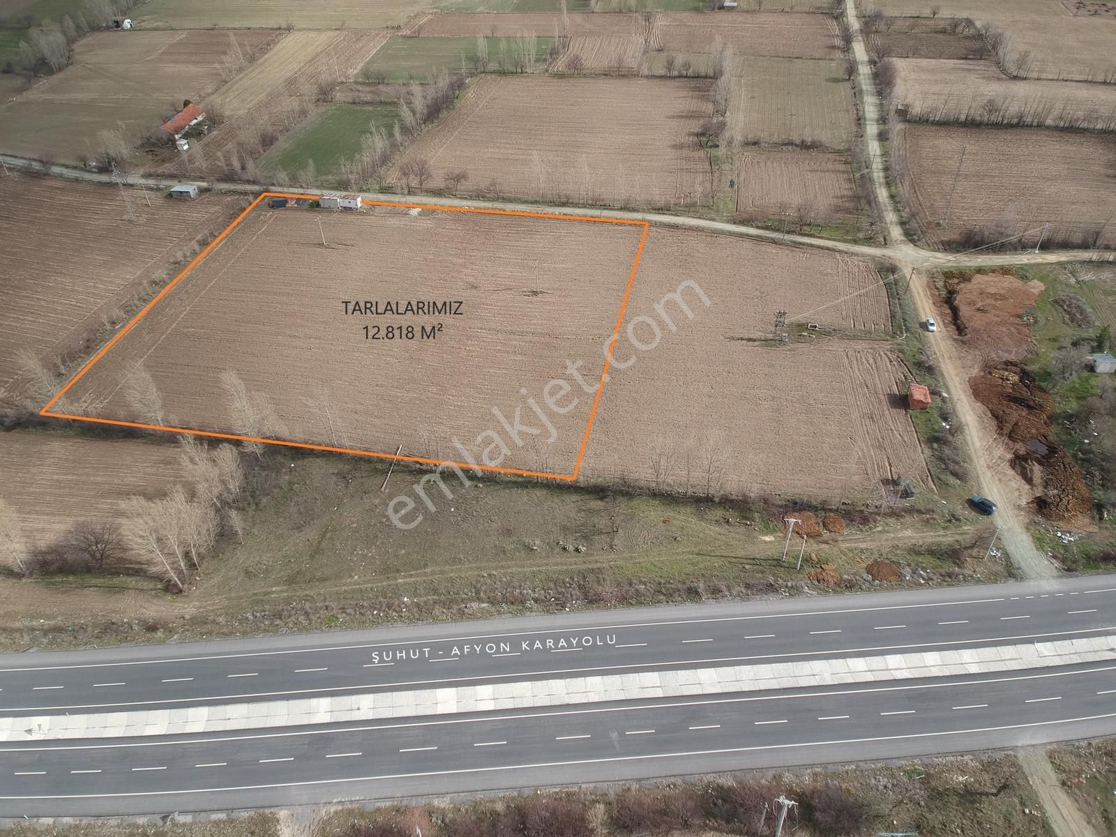 İlbey // Şuhut - Afyon Yolu Paralelinde 12.818 M² Kuyulu Tarla