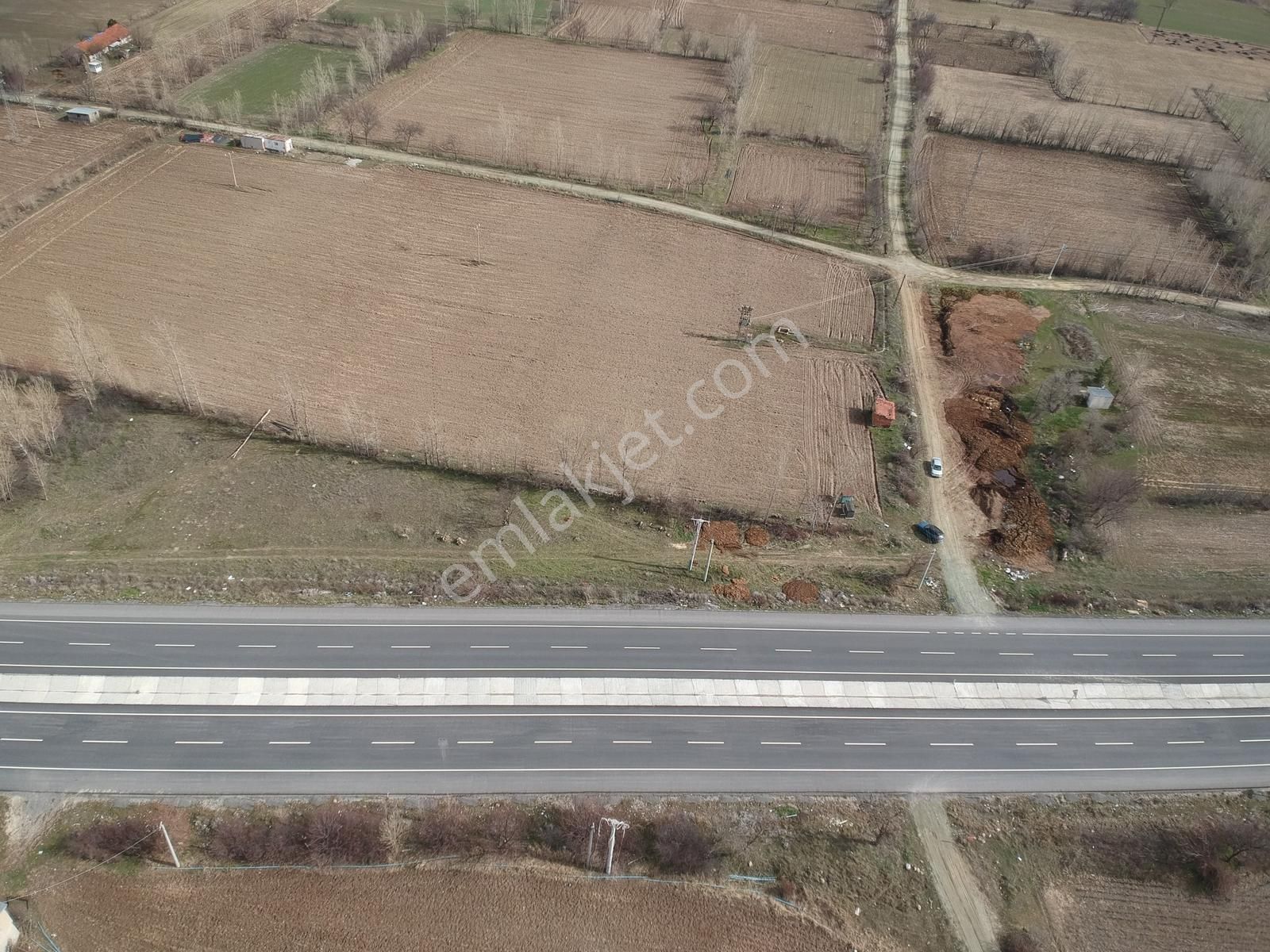 İlbey // Şuhut - Afyon Yolu Paralelinde 12.818 M² Kuyulu Tarla - Görsel 17