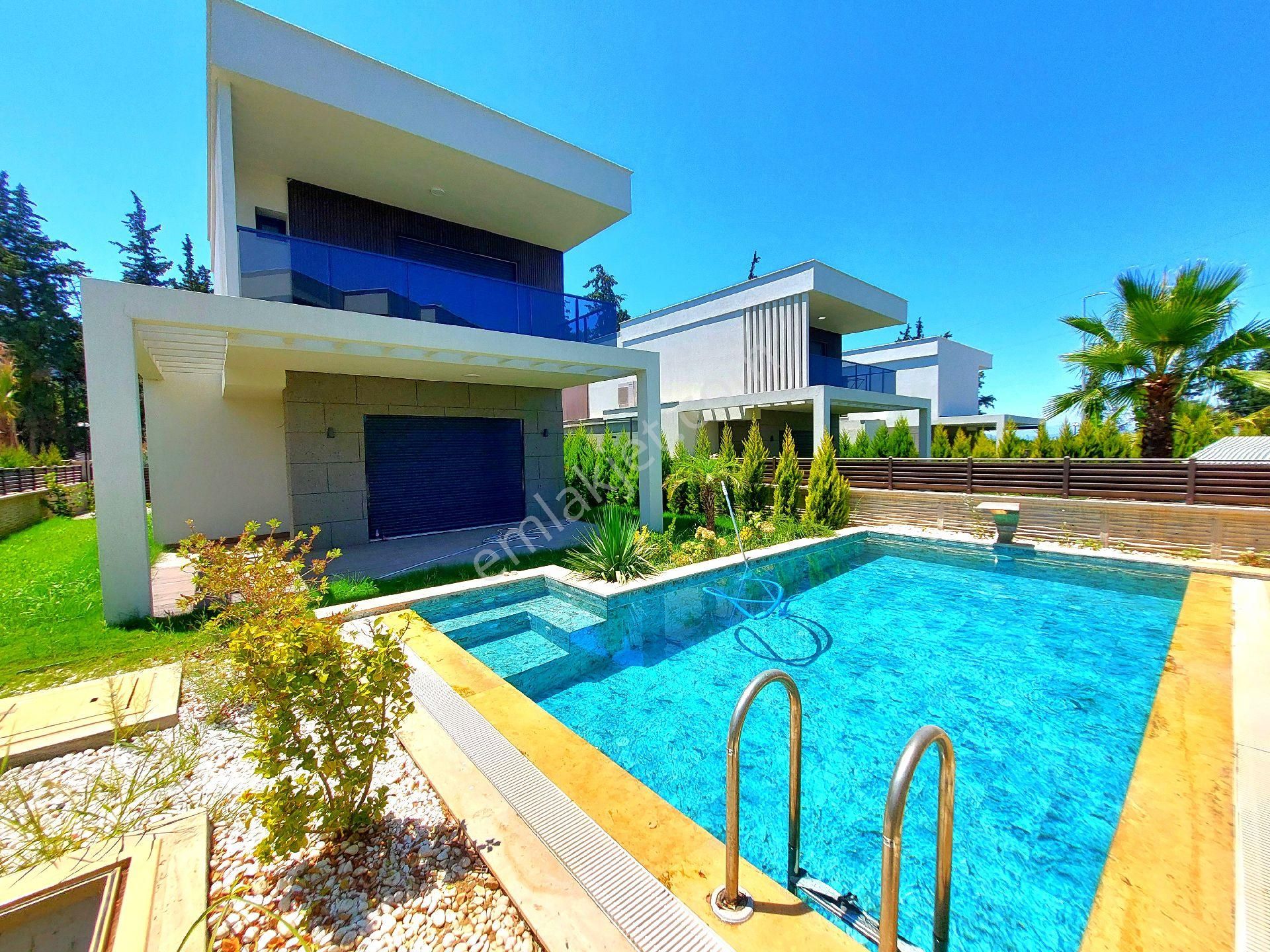 Ata Emlak'tan Plaja Yakın Özel Havuzlu Tek Müstakil 4+1 Sıfır Villa