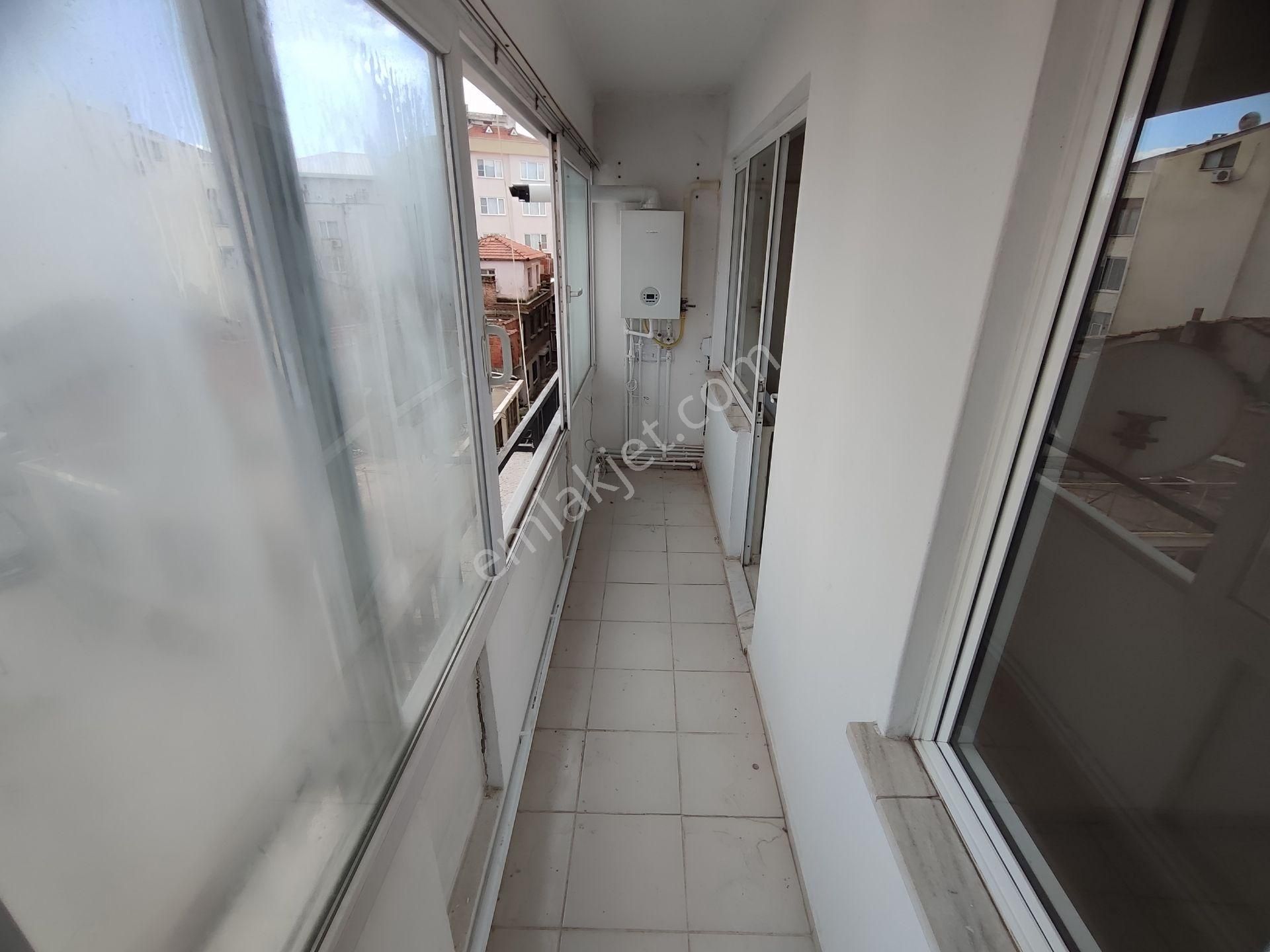 Kardeşten Edremit Merkezde Doğalgazlı Ayrı Mutfaklı Ara Kat Geniş 3+1 Daire - Görsel 16